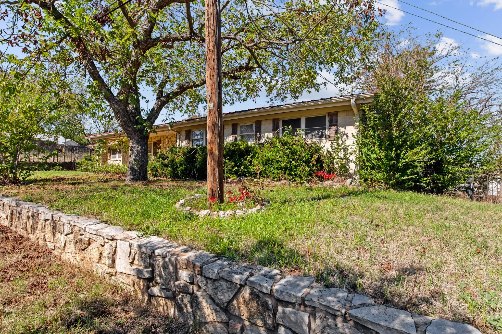 Single Family Residence For Sale in Jack County , 515 E Belknap Street, Jacksboro, Texas 76458, 3 Bedroom, 2 Bathroom, 2 Garage spaces, 1,896 Sqft, built in 1975, mls#21399823, Real Estate Agent in Jacksboro, Homes For Sale in Jack county, Homes For Sale in Jacksboro, Realtor in Jacksboro Texas, Real Estate Brokerage Independent Realty Texas, Luminita Cordes Realtor