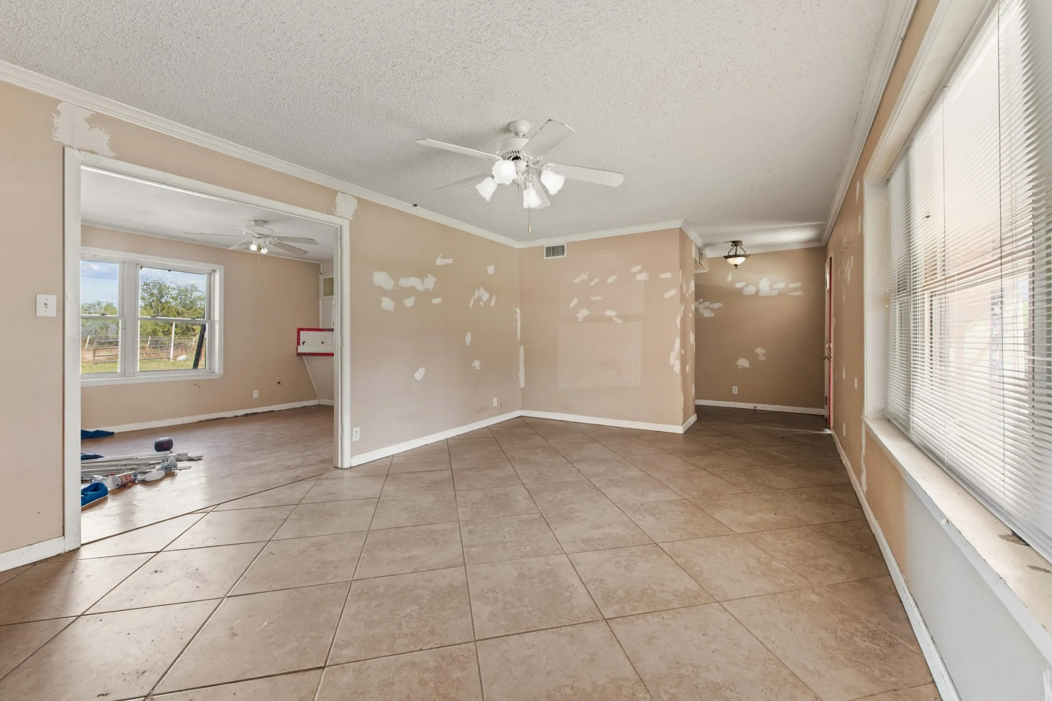 Single Family Residence For Sale in Jack County , 515 E Belknap Street, Jacksboro, Texas 76458, 3 Bedroom, 2 Bathroom, 2 Garage spaces, 1,896 Sqft, built in 1975, mls#21399823, Real Estate Agent in Jacksboro, Homes For Sale in Jack county, Homes For Sale in Jacksboro, Realtor in Jacksboro Texas, Real Estate Brokerage Independent Realty Texas, Luminita Cordes Realtor