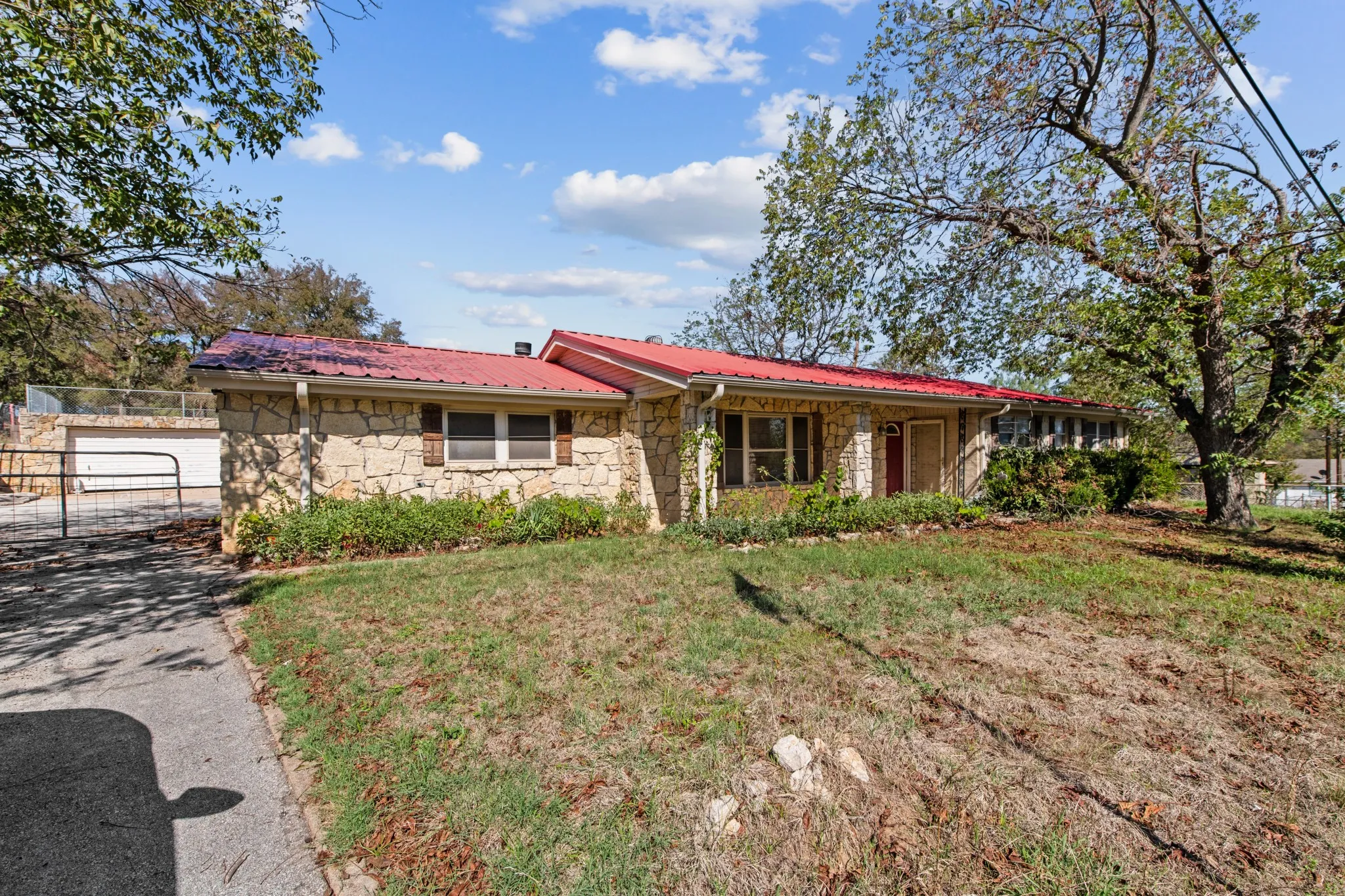 Single Family Residence For Sale in Jack County , 515 E Belknap Street, Jacksboro, Texas 76458, 3 Bedroom, 2 Bathroom, 2 Garage spaces, 1,896 Sqft, built in 1975, mls#21399823, Real Estate Agent in Jacksboro, Homes For Sale in Jack county, Homes For Sale in Jacksboro, Realtor in Jacksboro Texas, Real Estate Brokerage Independent Realty Texas, Luminita Cordes Realtor