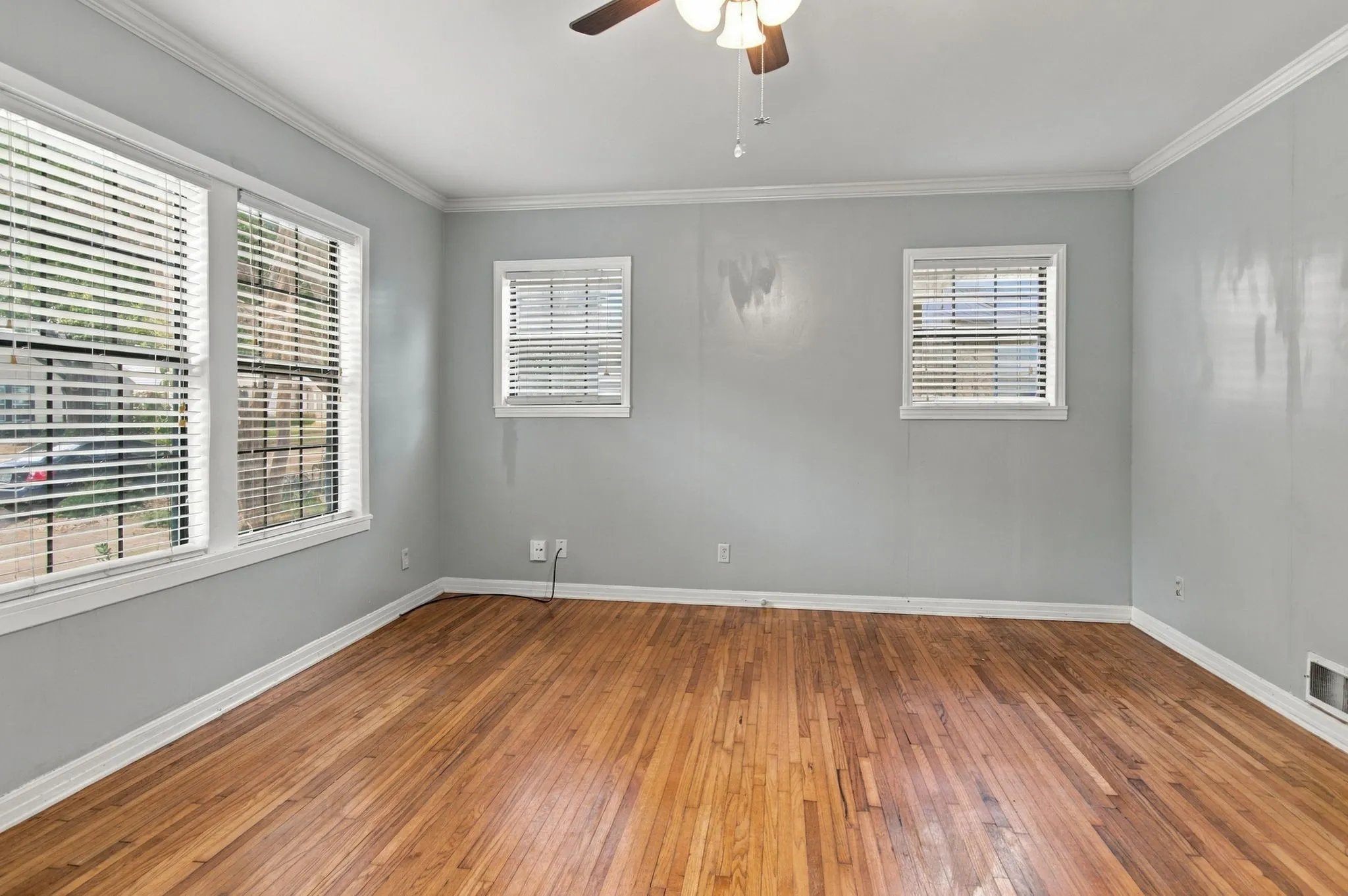 Single Family Residence For Rent in Tarrant County , 3804 Birchman Avenue, Fort Worth, Texas 76107, 2 Bedroom, 1 Bathroom, Garage spaces, 864 Sqft, built in 1939, mls#21399610, Real Estate Agent in Fort Worth, Homes For Rent in Tarrant county, Homes For Rent in Fort Worth, Realtor in Fort Worth Texas, Real Estate Brokerage Independent Realty Texas, Luminita Cordes Realtor