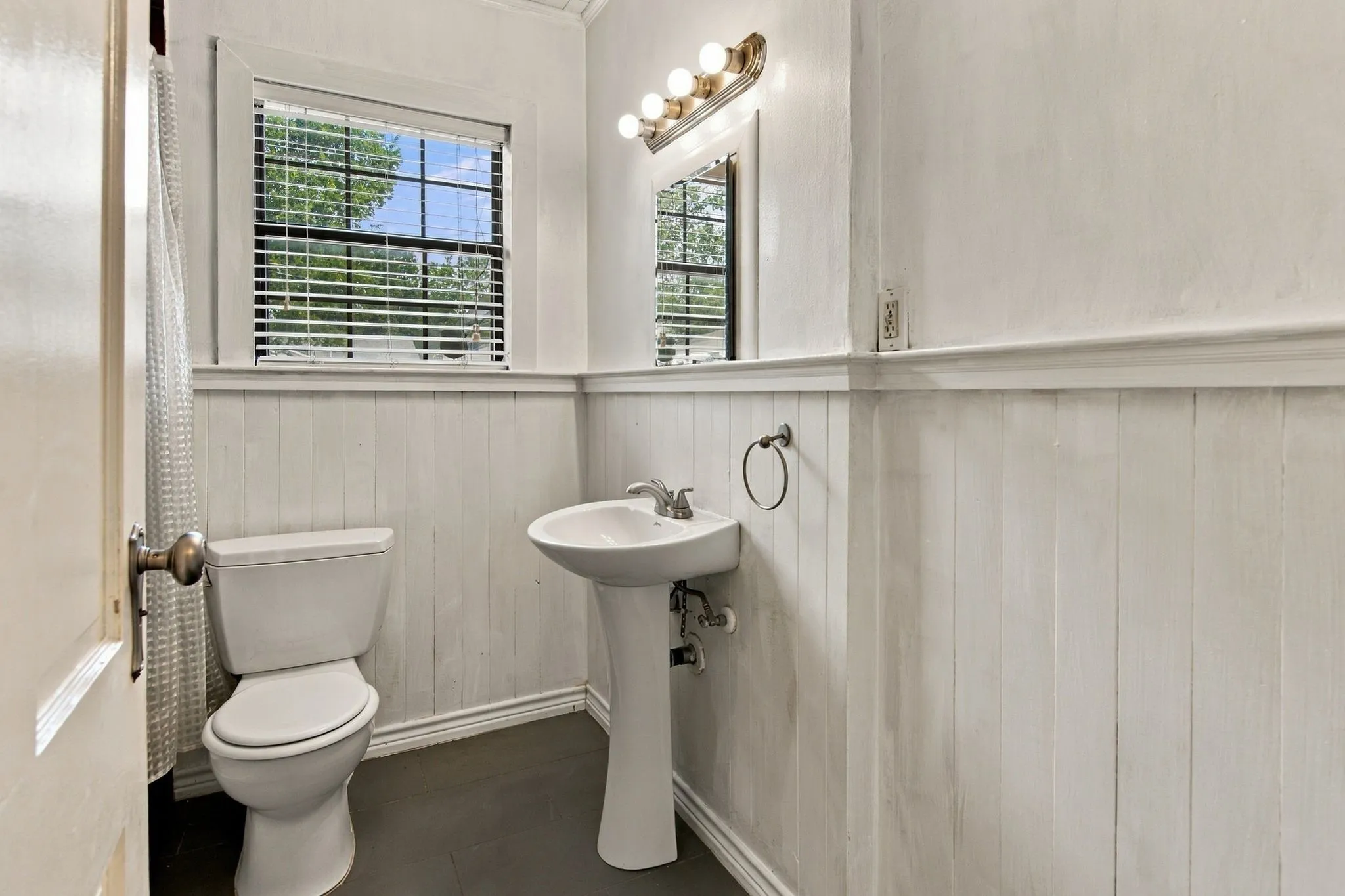 Single Family Residence For Rent in Tarrant County , 3804 Birchman Avenue, Fort Worth, Texas 76107, 2 Bedroom, 1 Bathroom, Garage spaces, 864 Sqft, built in 1939, mls#21399610, Real Estate Agent in Fort Worth, Homes For Rent in Tarrant county, Homes For Rent in Fort Worth, Realtor in Fort Worth Texas, Real Estate Brokerage Independent Realty Texas, Luminita Cordes Realtor