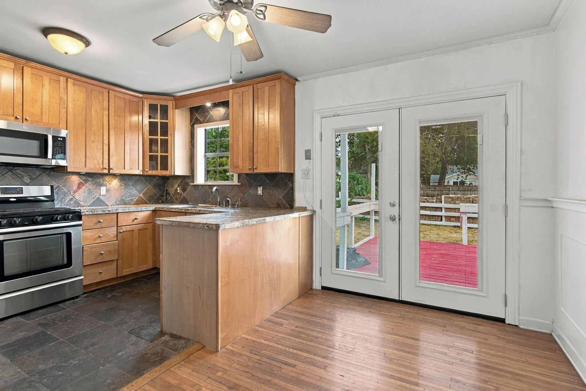 Single Family Residence For Rent in Tarrant County , 3804 Birchman Avenue, Fort Worth, Texas 76107, 2 Bedroom, 1 Bathroom, Garage spaces, 864 Sqft, built in 1939, mls#21399610, Real Estate Agent in Fort Worth, Homes For Rent in Tarrant county, Homes For Rent in Fort Worth, Realtor in Fort Worth Texas, Real Estate Brokerage Independent Realty Texas, Luminita Cordes Realtor