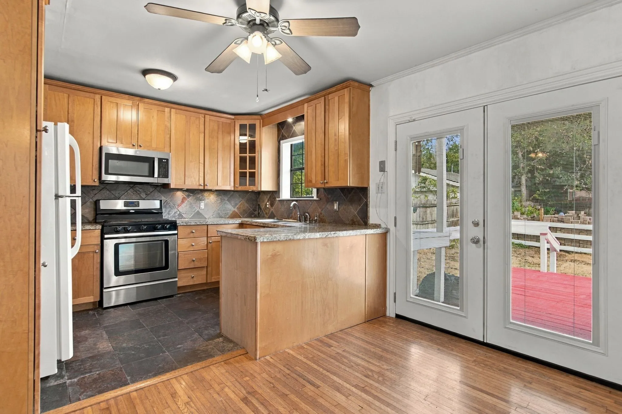 Single Family Residence For Rent in Tarrant County , 3804 Birchman Avenue, Fort Worth, Texas 76107, 2 Bedroom, 1 Bathroom, Garage spaces, 864 Sqft, built in 1939, mls#21399610, Real Estate Agent in Fort Worth, Homes For Rent in Tarrant county, Homes For Rent in Fort Worth, Realtor in Fort Worth Texas, Real Estate Brokerage Independent Realty Texas, Luminita Cordes Realtor