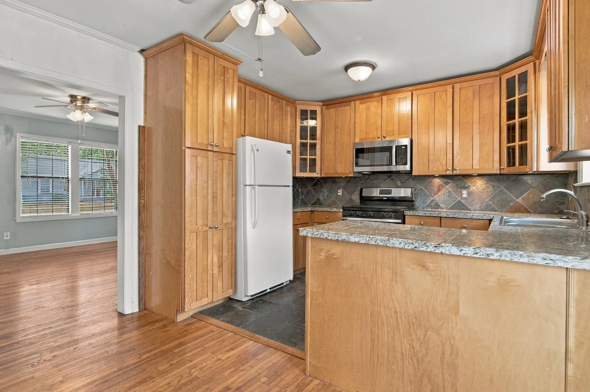 Single Family Residence For Rent in Tarrant County , 3804 Birchman Avenue, Fort Worth, Texas 76107, 2 Bedroom, 1 Bathroom, Garage spaces, 864 Sqft, built in 1939, mls#21399610, Real Estate Agent in Fort Worth, Homes For Rent in Tarrant county, Homes For Rent in Fort Worth, Realtor in Fort Worth Texas, Real Estate Brokerage Independent Realty Texas, Luminita Cordes Realtor