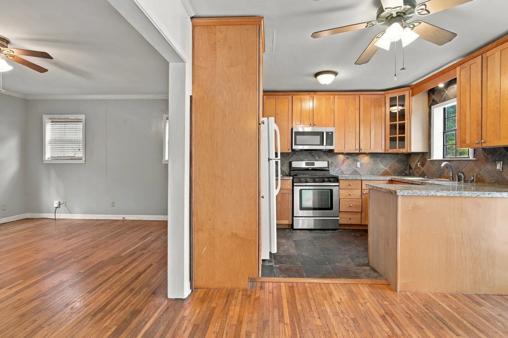 Single Family Residence For Rent in Tarrant County , 3804 Birchman Avenue, Fort Worth, Texas 76107, 2 Bedroom, 1 Bathroom, Garage spaces, 864 Sqft, built in 1939, mls#21399610, Real Estate Agent in Fort Worth, Homes For Rent in Tarrant county, Homes For Rent in Fort Worth, Realtor in Fort Worth Texas, Real Estate Brokerage Independent Realty Texas, Luminita Cordes Realtor