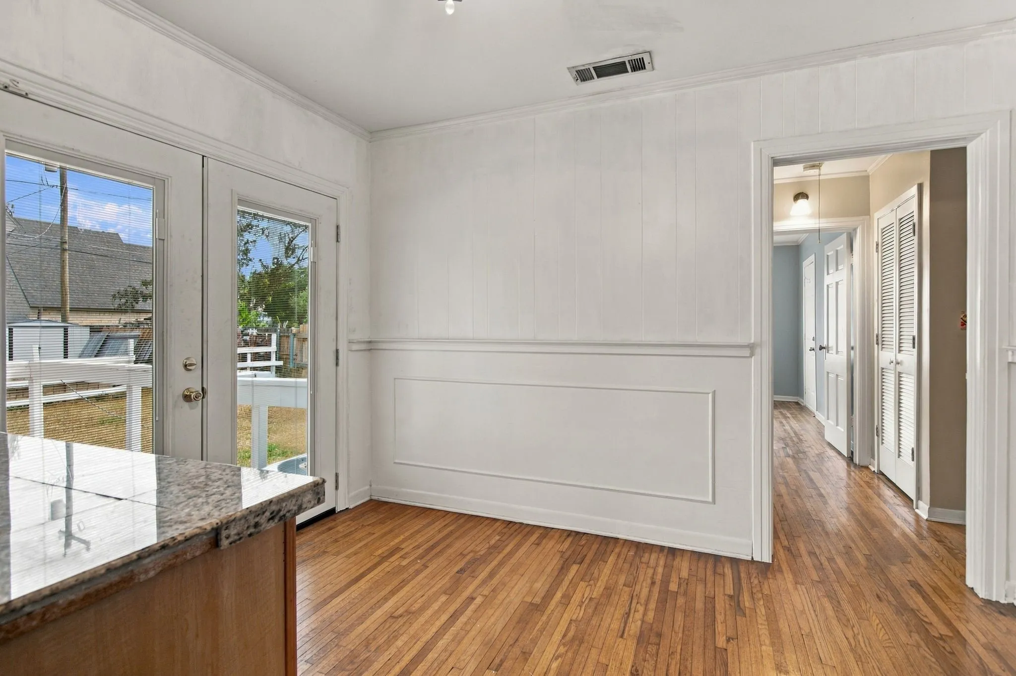 Single Family Residence For Rent in Tarrant County , 3804 Birchman Avenue, Fort Worth, Texas 76107, 2 Bedroom, 1 Bathroom, Garage spaces, 864 Sqft, built in 1939, mls#21399610, Real Estate Agent in Fort Worth, Homes For Rent in Tarrant county, Homes For Rent in Fort Worth, Realtor in Fort Worth Texas, Real Estate Brokerage Independent Realty Texas, Luminita Cordes Realtor