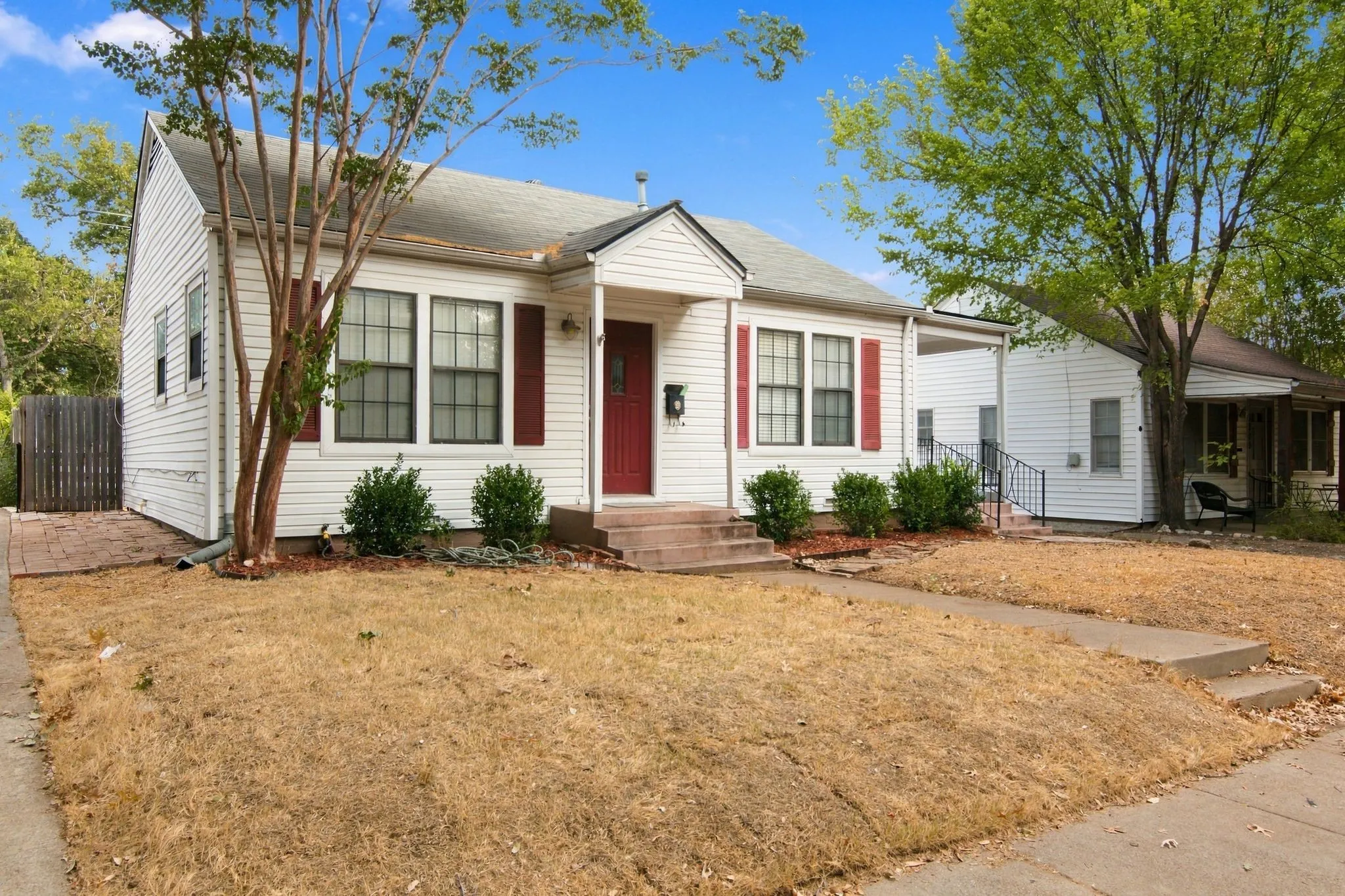 Single Family Residence For Rent in Tarrant County , 3804 Birchman Avenue, Fort Worth, Texas 76107, 2 Bedroom, 1 Bathroom, Garage spaces, 864 Sqft, built in 1939, mls#21399610, Real Estate Agent in Fort Worth, Homes For Rent in Tarrant county, Homes For Rent in Fort Worth, Realtor in Fort Worth Texas, Real Estate Brokerage Independent Realty Texas, Luminita Cordes Realtor