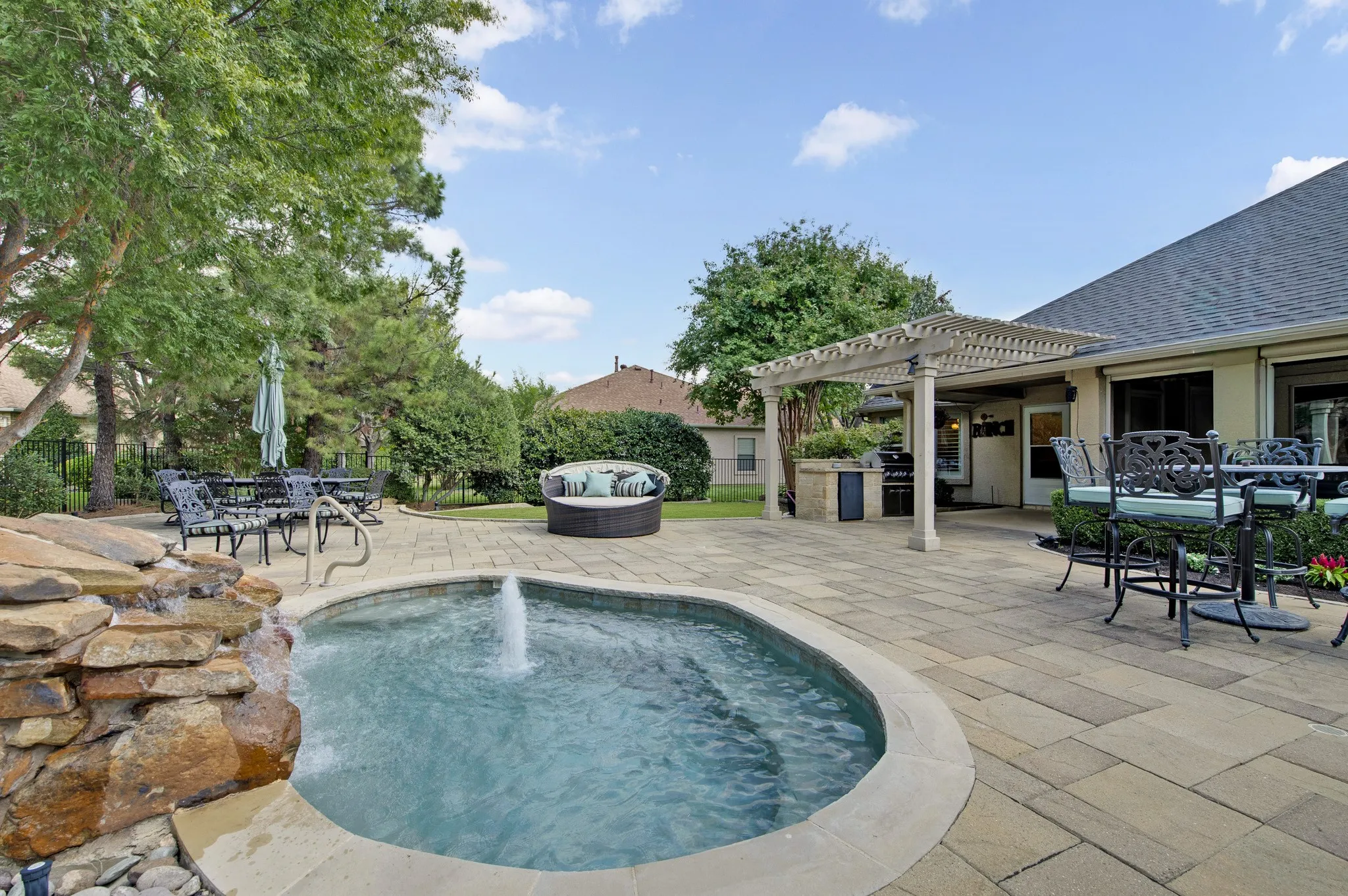 Single Family Residence For Sale in Denton County , 9608 Grandview Drive, Denton, Texas 76207, 2 Bedroom, 2 Bathroom, 2 Garage spaces, 2,131 Sqft, built in 2003, mls#21399509, Real Estate Agent in Denton, Homes For Sale in Denton county, Homes For Sale in Denton, Realtor in Denton Texas, Real Estate Brokerage Independent Realty Texas, Luminita Cordes Realtor