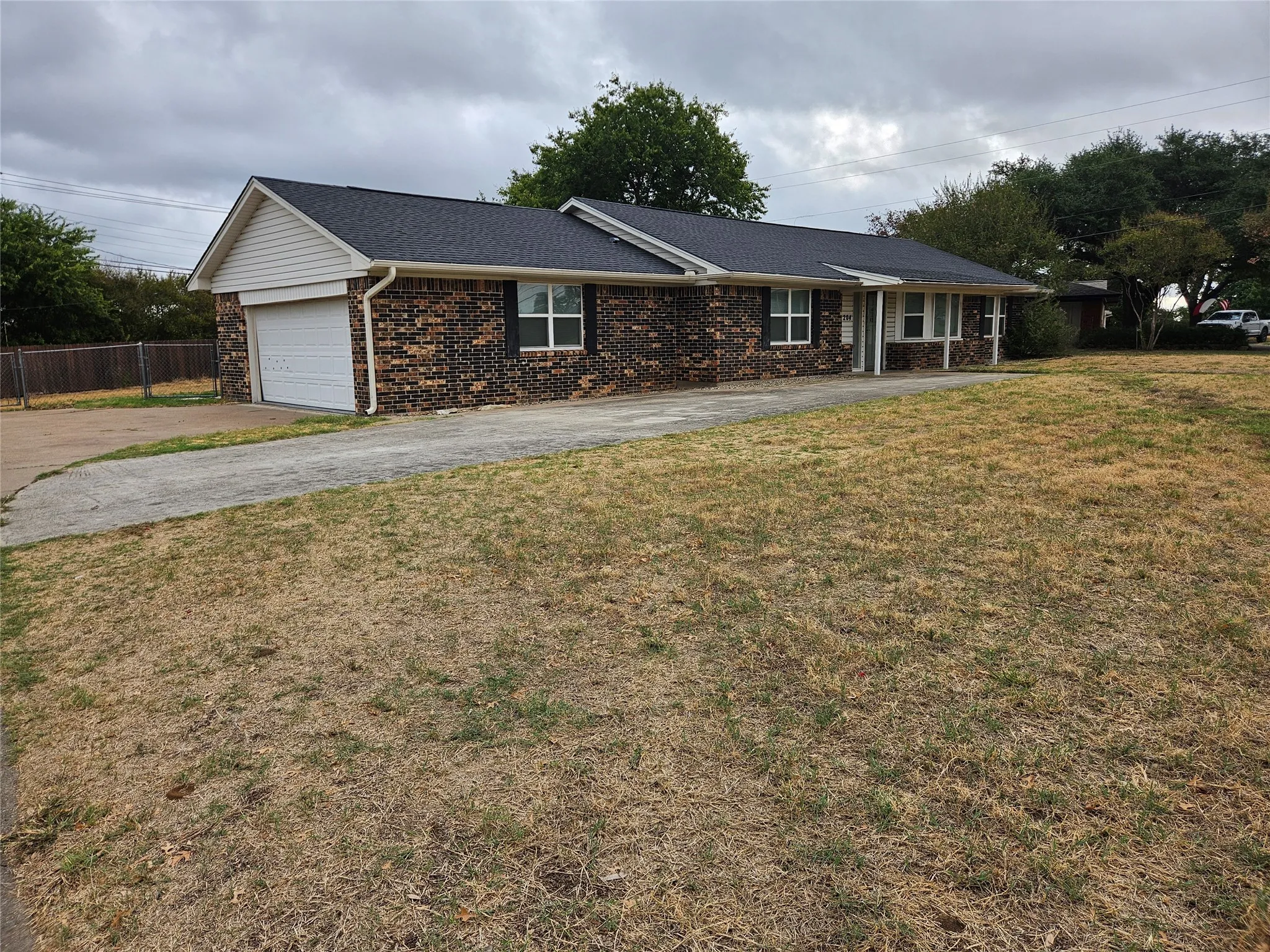 Single Family Residence For Rent in Parker County , 204 Mockingbird Lane, Weatherford, Texas 76086, 3 Bedroom, 2 Bathroom, 2 Garage spaces, 1,503 Sqft, built in 1965, mls#21399839, Real Estate Agent in Weatherford, Homes For Rent in Parker county, Homes For Rent in Weatherford, Realtor in Weatherford Texas, Real Estate Brokerage Independent Realty Texas, Luminita Cordes Realtor