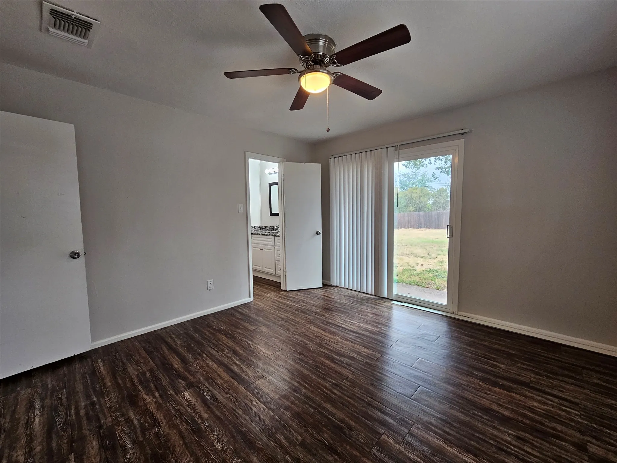 Single Family Residence For Rent in Parker County , 204 Mockingbird Lane, Weatherford, Texas 76086, 3 Bedroom, 2 Bathroom, 2 Garage spaces, 1,503 Sqft, built in 1965, mls#21399839, Real Estate Agent in Weatherford, Homes For Rent in Parker county, Homes For Rent in Weatherford, Realtor in Weatherford Texas, Real Estate Brokerage Independent Realty Texas, Luminita Cordes Realtor