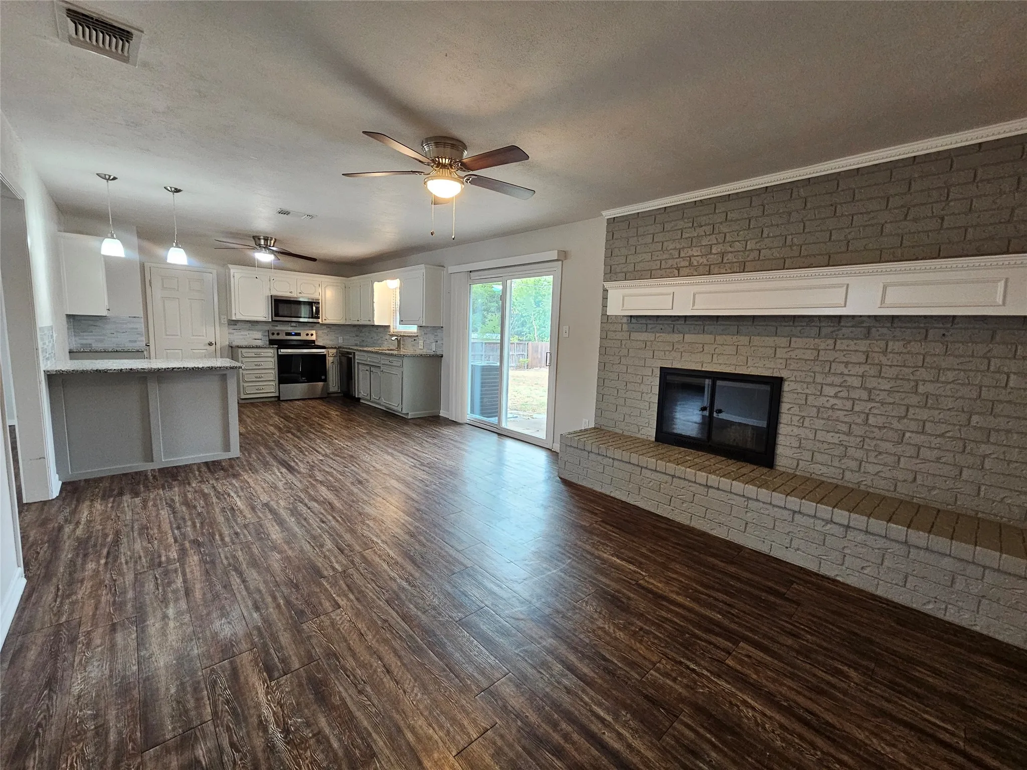 Single Family Residence For Rent in Parker County , 204 Mockingbird Lane, Weatherford, Texas 76086, 3 Bedroom, 2 Bathroom, 2 Garage spaces, 1,503 Sqft, built in 1965, mls#21399839, Real Estate Agent in Weatherford, Homes For Rent in Parker county, Homes For Rent in Weatherford, Realtor in Weatherford Texas, Real Estate Brokerage Independent Realty Texas, Luminita Cordes Realtor
