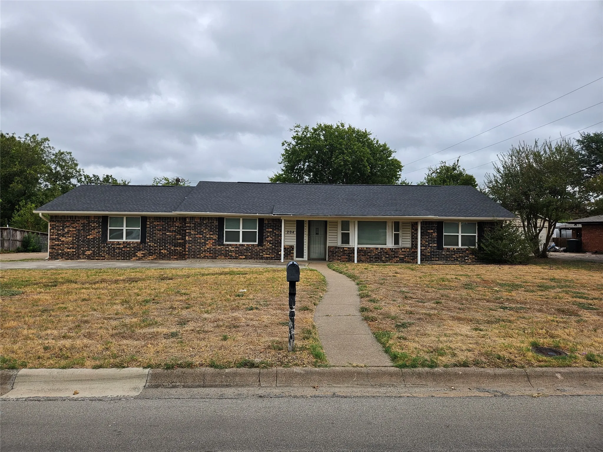 Single Family Residence For Rent in Parker County , 204 Mockingbird Lane, Weatherford, Texas 76086, 3 Bedroom, 2 Bathroom, 2 Garage spaces, 1,503 Sqft, built in 1965, mls#21399839, Real Estate Agent in Weatherford, Homes For Rent in Parker county, Homes For Rent in Weatherford, Realtor in Weatherford Texas, Real Estate Brokerage Independent Realty Texas, Luminita Cordes Realtor