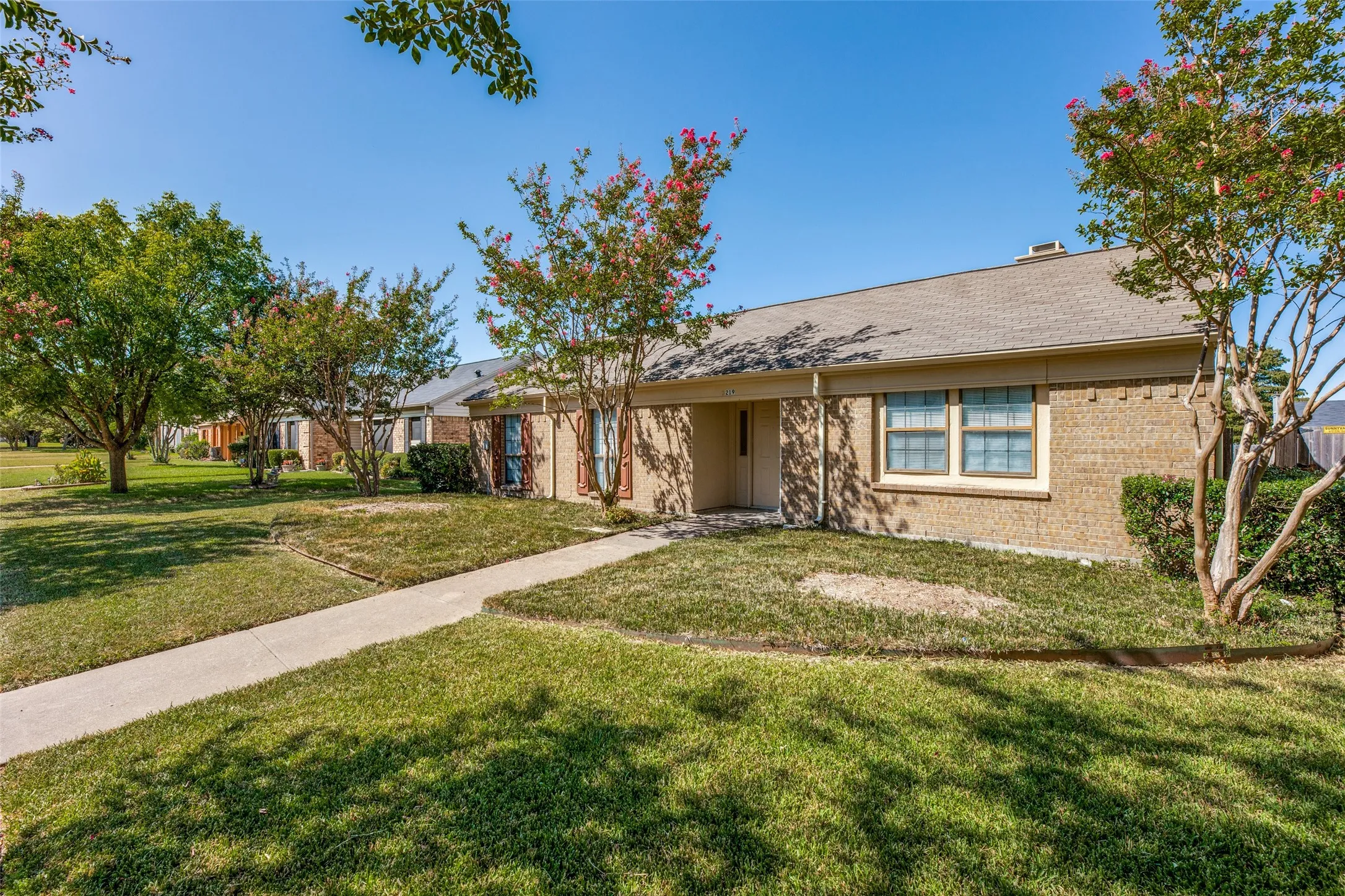 Single Family Residence For Sale in Dallas County , 219 Southerland Avenue, Mesquite, Texas 75150, 3 Bedroom, 2 Bathroom, 2 Garage spaces, 1,522 Sqft, built in 1982, mls#21399802, Real Estate Agent in Mesquite, Homes For Sale in Dallas county, Homes For Sale in Mesquite, Realtor in Mesquite Texas, Real Estate Brokerage Independent Realty Texas, Luminita Cordes Realtor