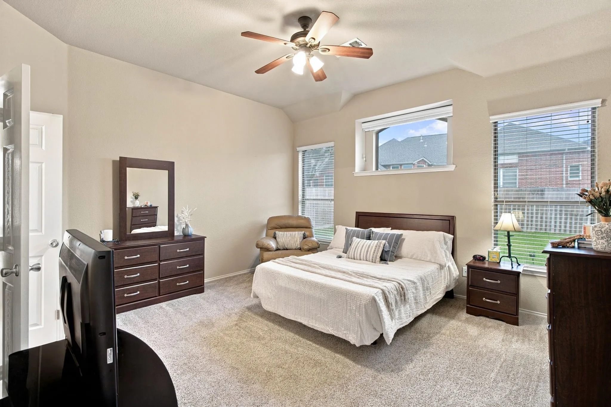 Lots of windows in this spacious primary bedroom with ensuite bathroom, double vanities, walk in closet.