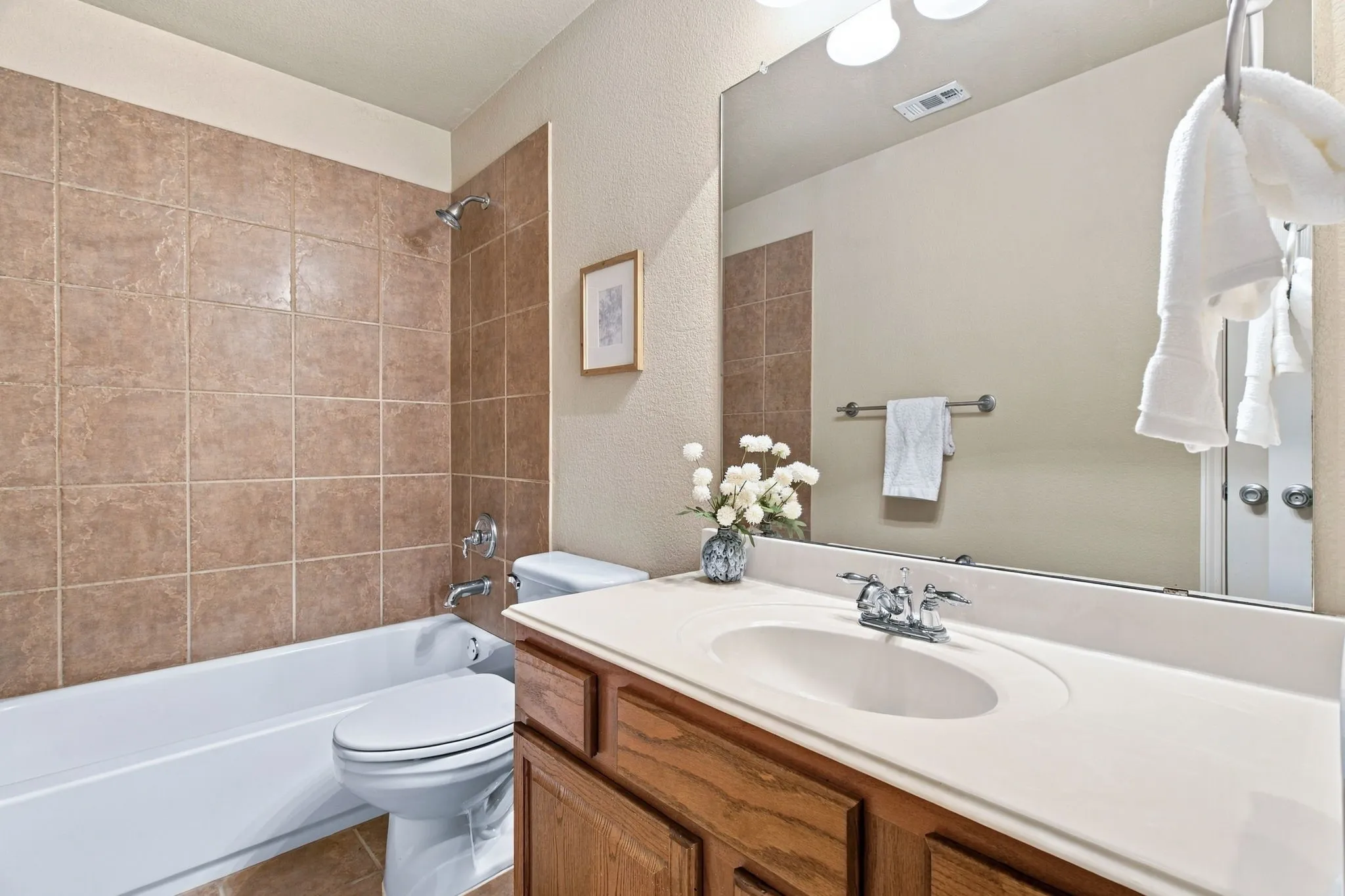 Upstairs Full bath open to game room and 4th bedroom