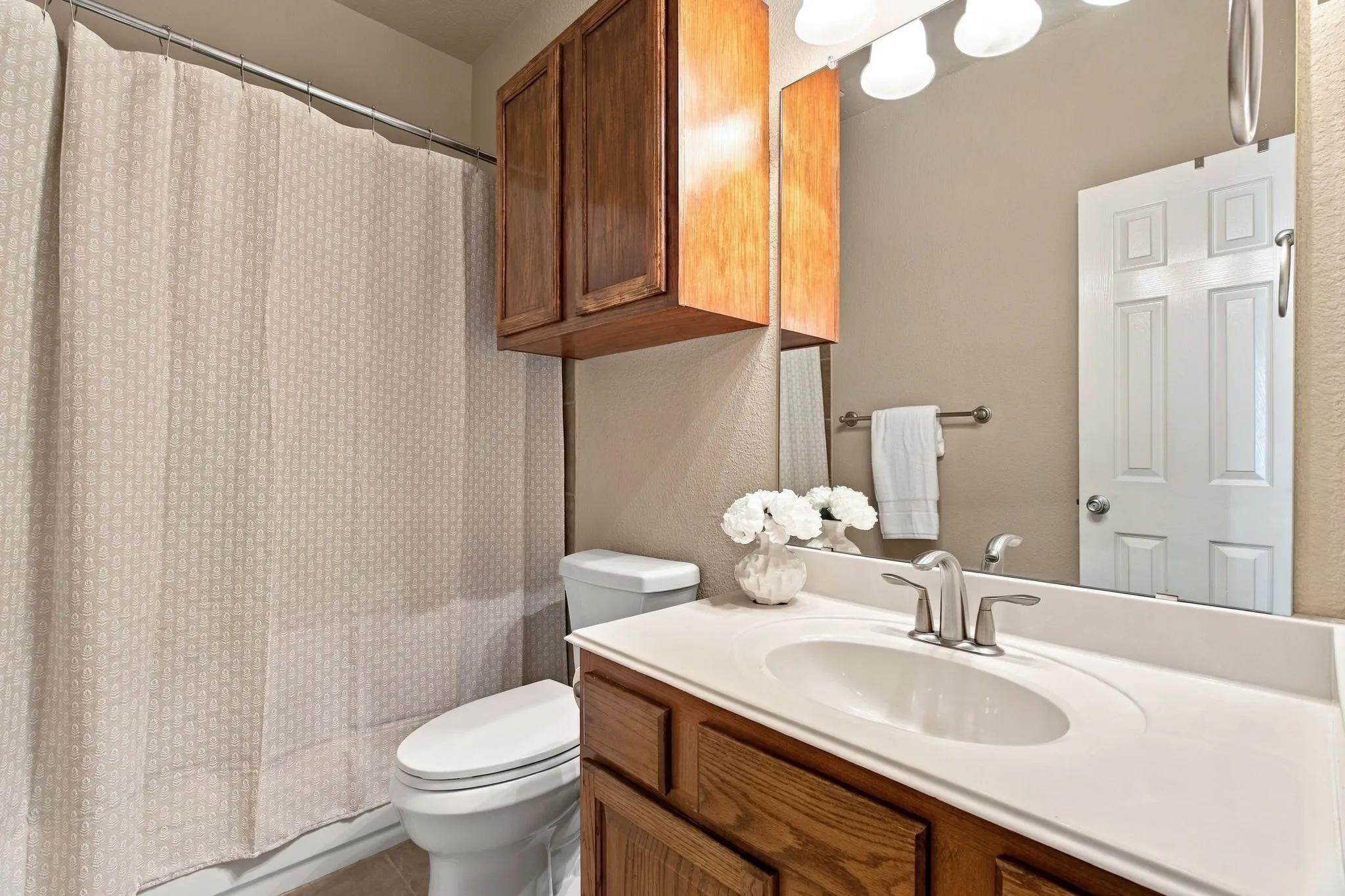 Full bath downstairs that the 2nd and 3rd bedroom share