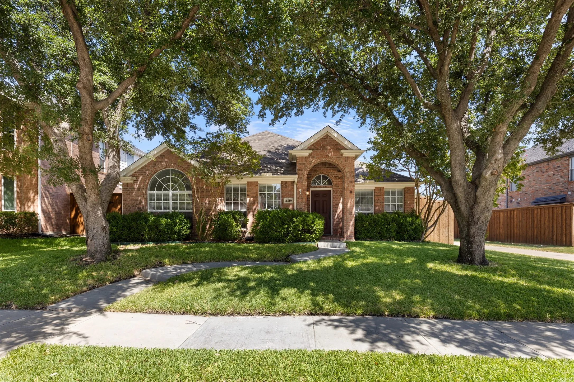 Single Family Residence For Sale in Denton County , 11210 Balcones Drive, Frisco, Texas 75033, 3 Bedroom, 2 Bathroom, 2 Garage spaces, 1,837 Sqft, built in 2000, mls#21386673, Real Estate Agent in Frisco, Homes For Sale in Denton county, Homes For Sale in Frisco, Realtor in Frisco Texas, Real Estate Brokerage Independent Realty Texas, Luminita Cordes Realtor