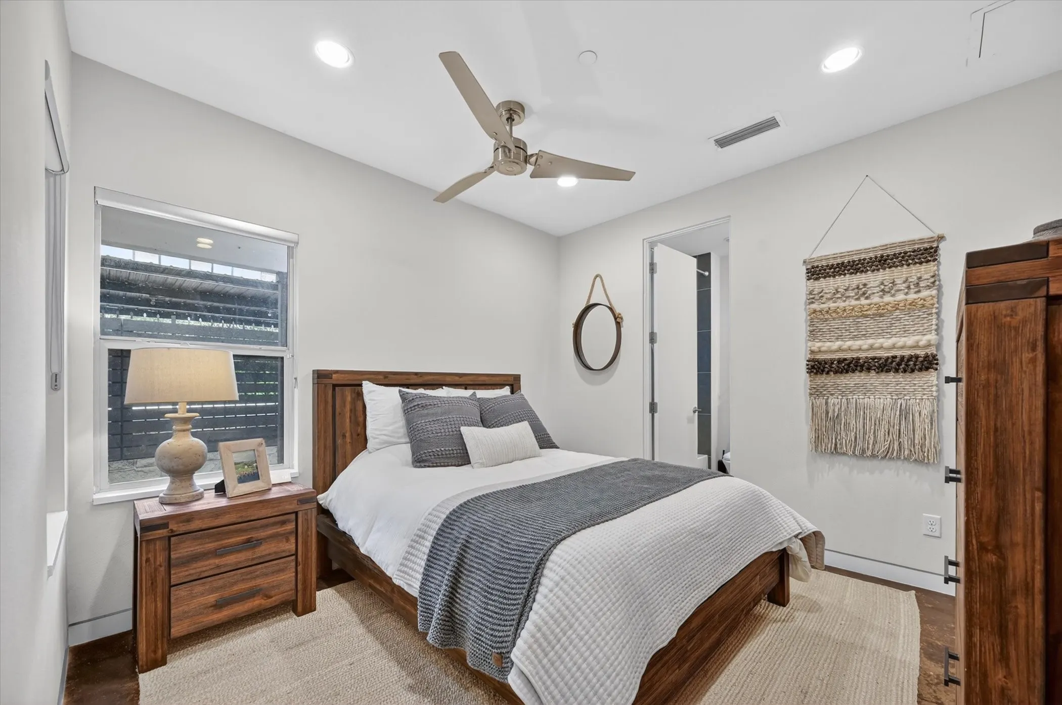 Condominium For Rent in Dallas County , 4230 Travis Street 4, Dallas, Texas 75205, 2 Bedroom, 3 Bathroom, 2 Garage spaces, 2,355 Sqft, built in 2012, mls#21399859, Real Estate Agent in Dallas, Homes For Rent in Dallas county, Homes For Rent in Dallas, Realtor in Dallas Texas, Real Estate Brokerage Independent Realty Texas, Luminita Cordes Realtor