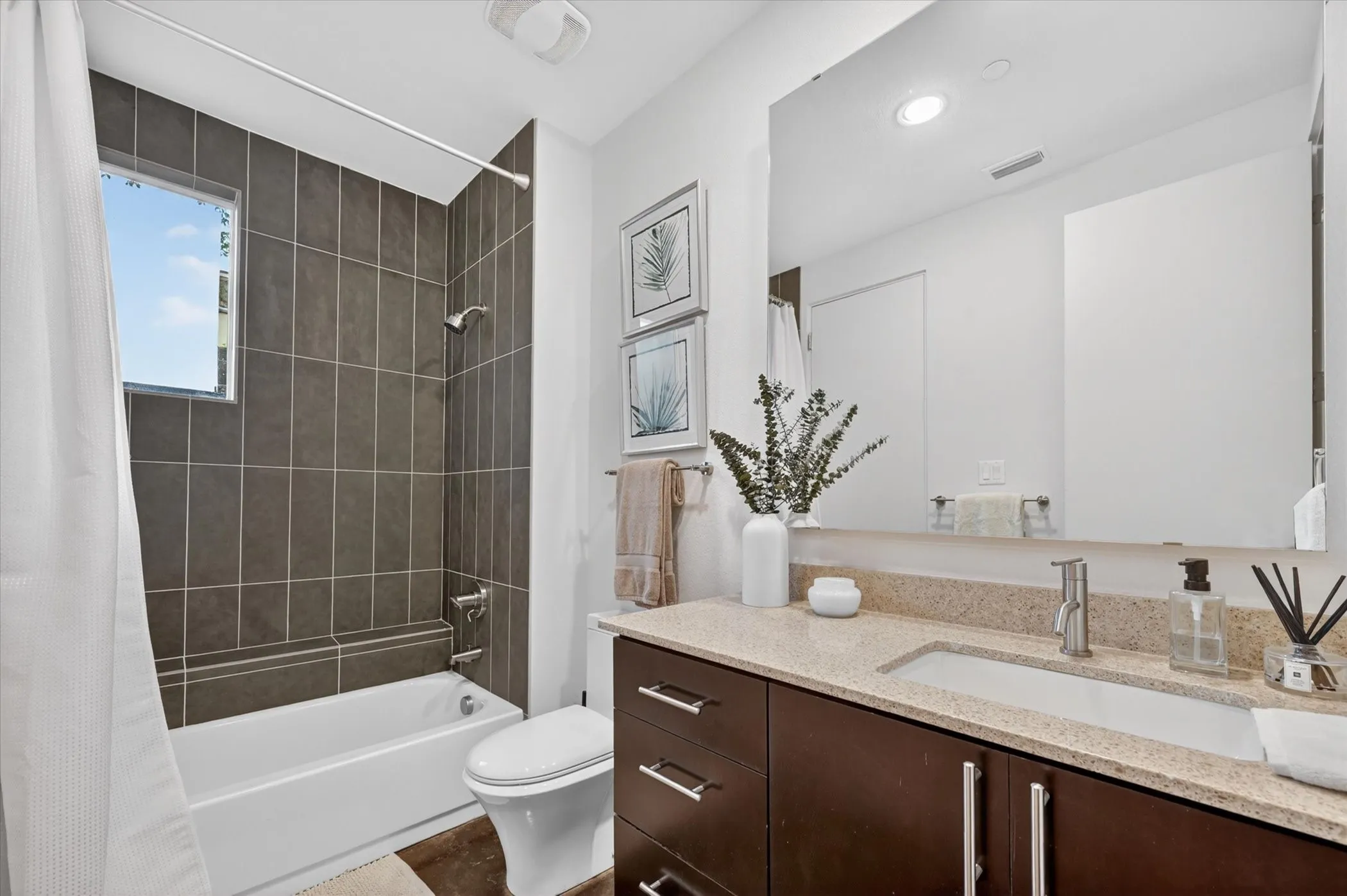 Condominium For Rent in Dallas County , 4230 Travis Street 4, Dallas, Texas 75205, 2 Bedroom, 3 Bathroom, 2 Garage spaces, 2,355 Sqft, built in 2012, mls#21399859, Real Estate Agent in Dallas, Homes For Rent in Dallas county, Homes For Rent in Dallas, Realtor in Dallas Texas, Real Estate Brokerage Independent Realty Texas, Luminita Cordes Realtor