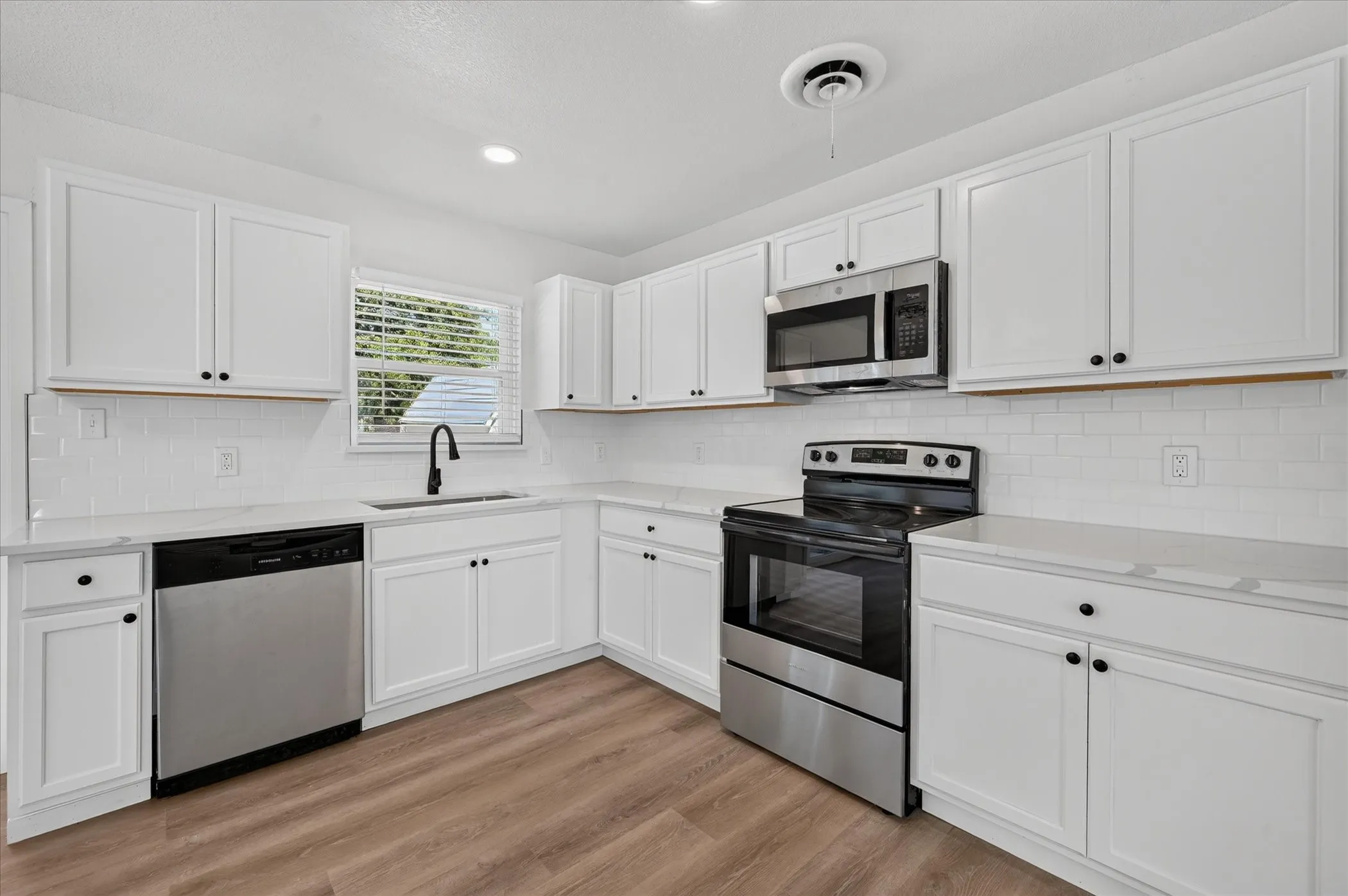 Single Family Residence For Sale in Johnson County , 108 Rosedale Avenue, Keene, Texas 76059, 4 Bedroom, 2 Bathroom, Garage spaces, 1,322 Sqft, built in 1963, mls#21389395, Real Estate Agent in Keene, Homes For Sale in Johnson county, Homes For Sale in Keene, Realtor in Keene Texas, Real Estate Brokerage Independent Realty Texas, Luminita Cordes Realtor