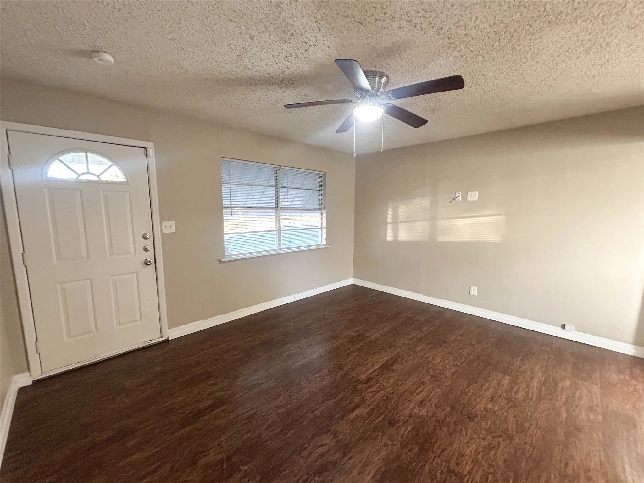 Single Family Residence For Rent in Ellis County , 1312 N Shawnee Street, Ennis, Texas 75119, 3 Bedroom, 1 Bathroom, Garage spaces, 1,014 Sqft, built in 1966, mls#21399868, Real Estate Agent in Ennis, Homes For Rent in Ellis county, Homes For Rent in Ennis, Realtor in Ennis Texas, Real Estate Brokerage Independent Realty Texas, Luminita Cordes Realtor