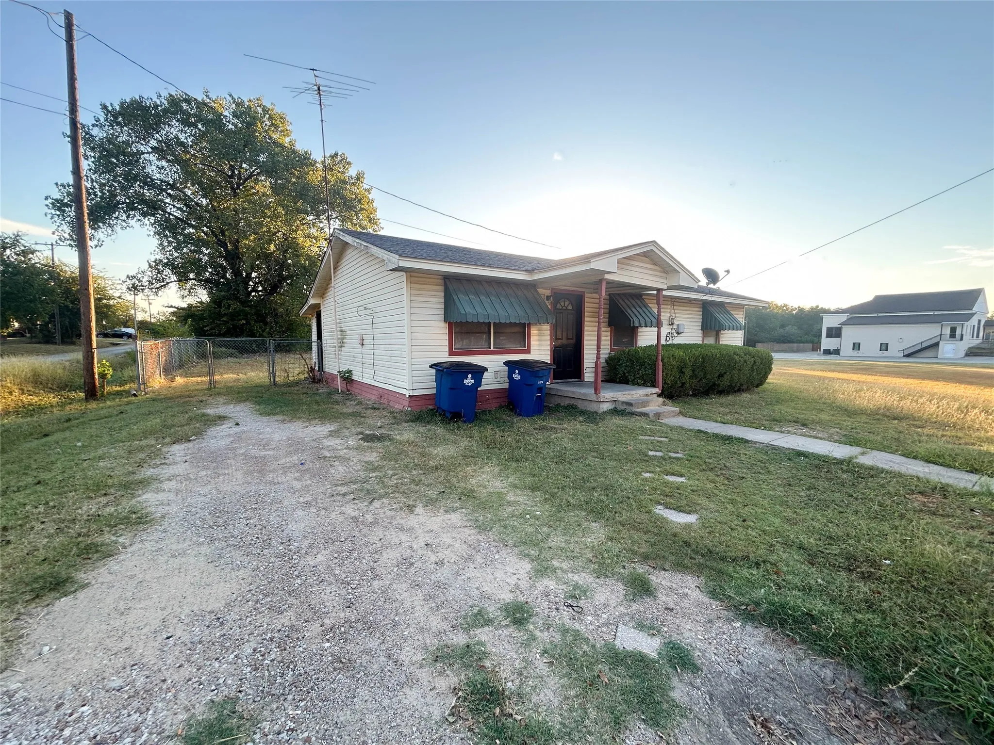 Single Family Residence For Rent in Ellis County , 1312 N Shawnee Street, Ennis, Texas 75119, 3 Bedroom, 1 Bathroom, Garage spaces, 1,014 Sqft, built in 1966, mls#21399868, Real Estate Agent in Ennis, Homes For Rent in Ellis county, Homes For Rent in Ennis, Realtor in Ennis Texas, Real Estate Brokerage Independent Realty Texas, Luminita Cordes Realtor
