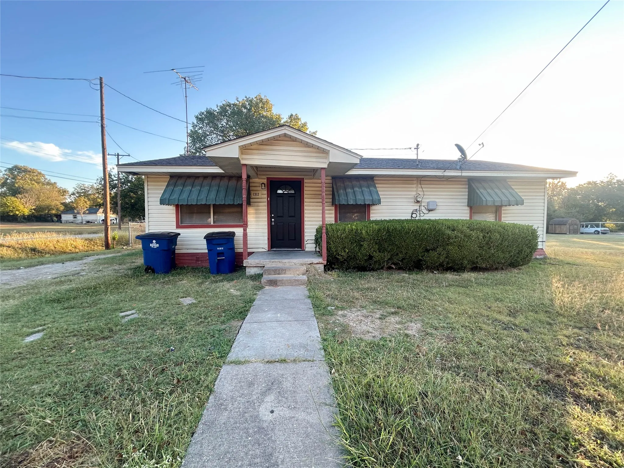 Single Family Residence For Rent in Ellis County , 1312 N Shawnee Street, Ennis, Texas 75119, 3 Bedroom, 1 Bathroom, Garage spaces, 1,014 Sqft, built in 1966, mls#21399868, Real Estate Agent in Ennis, Homes For Rent in Ellis county, Homes For Rent in Ennis, Realtor in Ennis Texas, Real Estate Brokerage Independent Realty Texas, Luminita Cordes Realtor