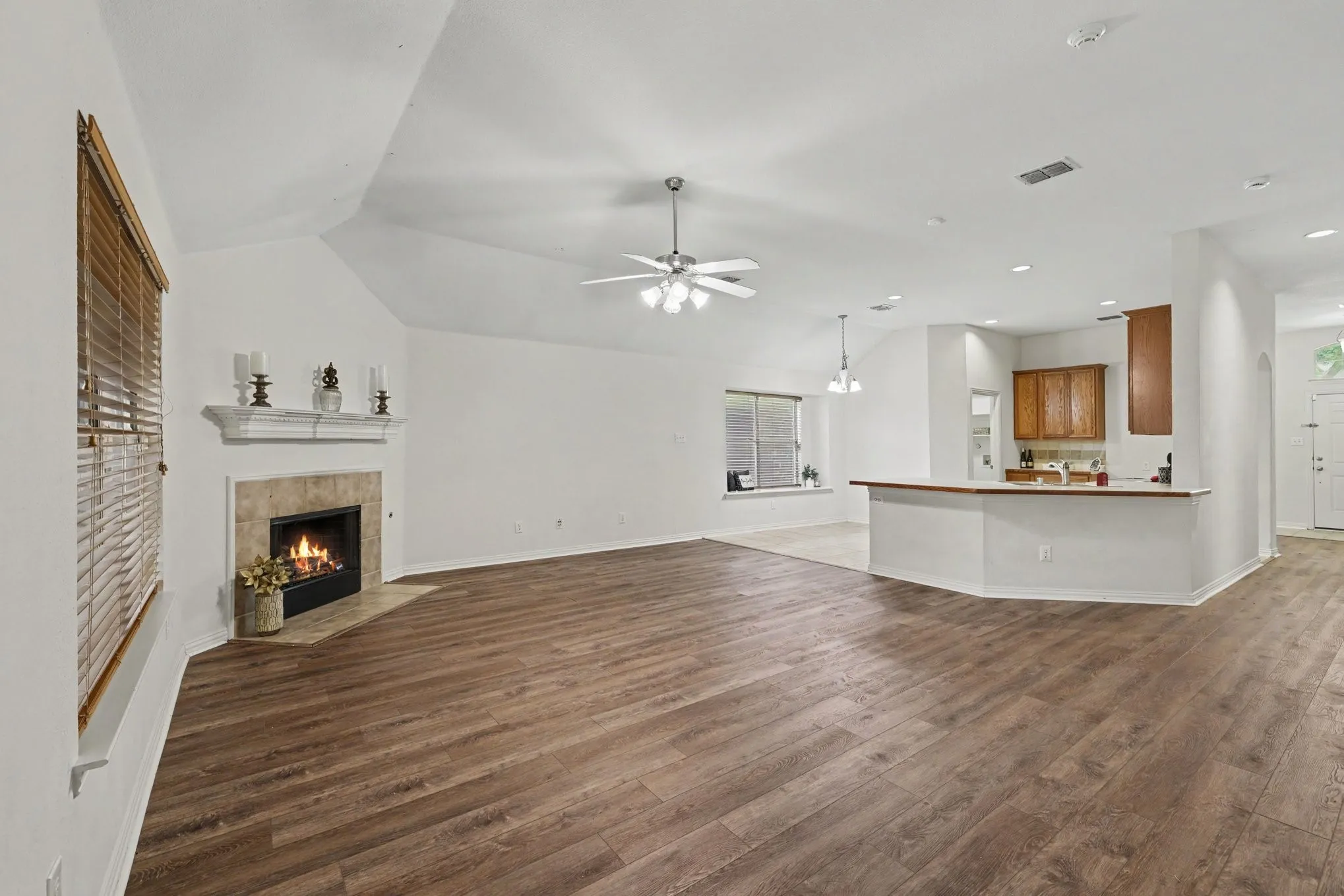 Single Family Residence For Sale in Dallas County , 1235 Clearwater Drive, Grand Prairie, Texas 75052, 3 Bedroom, 2 Bathroom, 2 Garage spaces, 1,863 Sqft, built in 2005, mls#21398204, Real Estate Agent in Grand Prairie, Homes For Sale in Dallas county, Homes For Sale in Grand Prairie, Realtor in Grand Prairie Texas, Real Estate Brokerage Independent Realty Texas, Luminita Cordes Realtor
