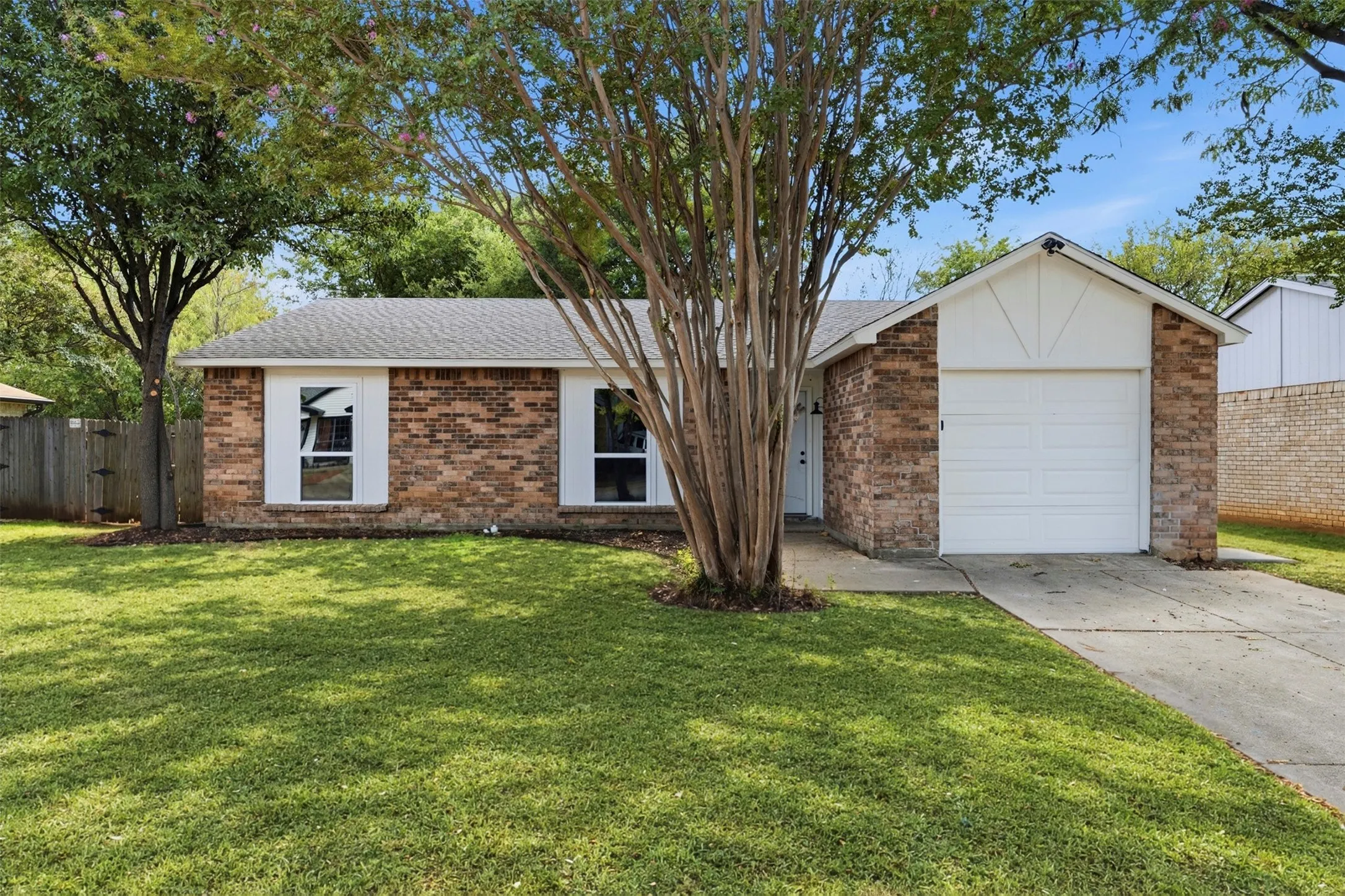 Single Family Residence For Sale in Tarrant County , 3817 Longmeadow Way, Fort Worth, Texas 76133, 3 Bedroom, 2 Bathroom, 1 Garage spaces, 1,262 Sqft, built in 1981, mls#21399816, Real Estate Agent in Fort Worth, Homes For Sale in Tarrant county, Homes For Sale in Fort Worth, Realtor in Fort Worth Texas, Real Estate Brokerage Independent Realty Texas, Luminita Cordes Realtor