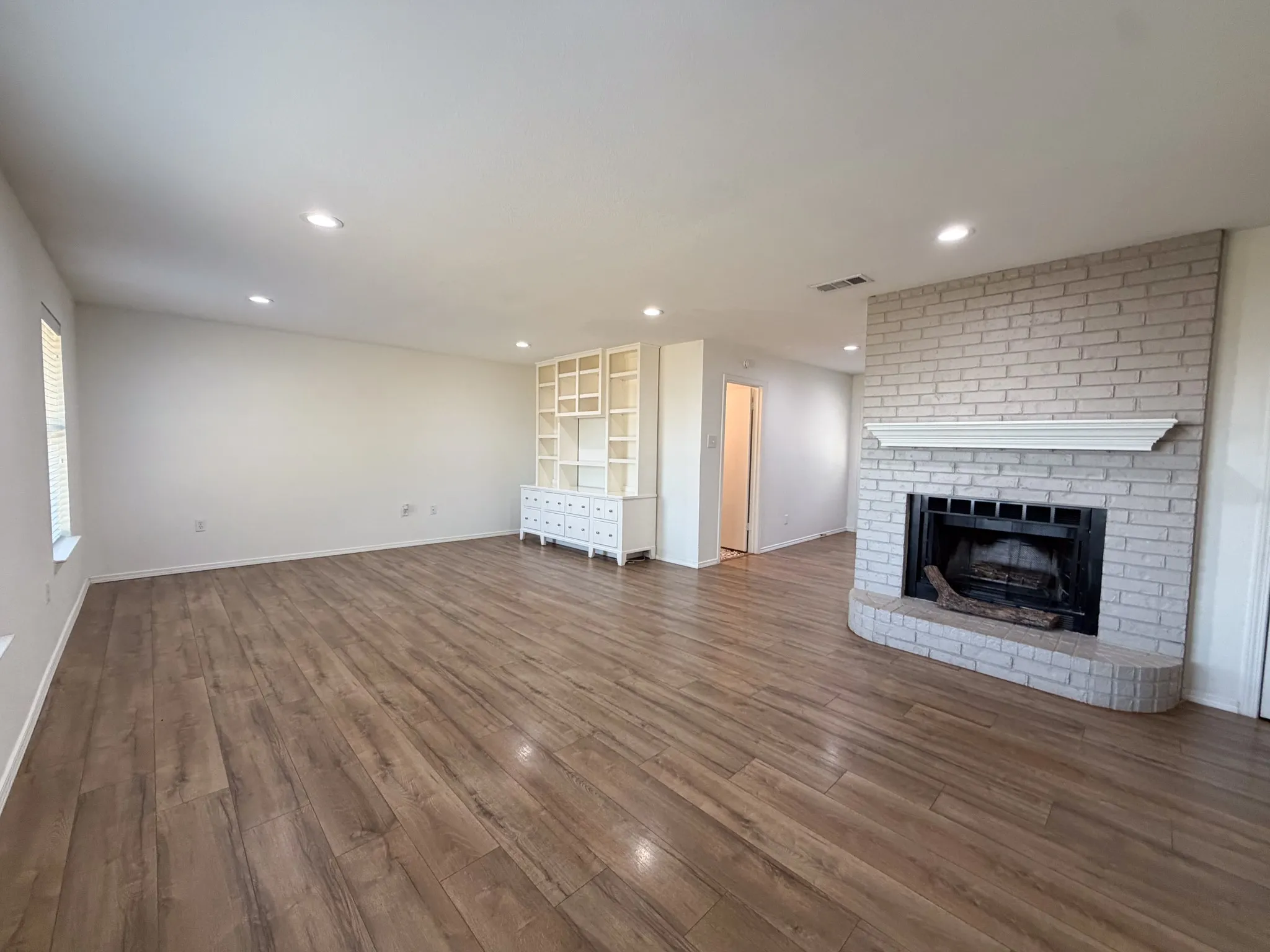 Single Family Residence For Rent in Ellis County , 616 E Avenue E, Midlothian, Texas 76065, 3 Bedroom, 2 Bathroom, Garage spaces, 1,410 Sqft, built in 1989, mls#21399890, Real Estate Agent in Midlothian, Homes For Rent in Ellis county, Homes For Rent in Midlothian, Realtor in Midlothian Texas, Real Estate Brokerage Independent Realty Texas, Luminita Cordes Realtor