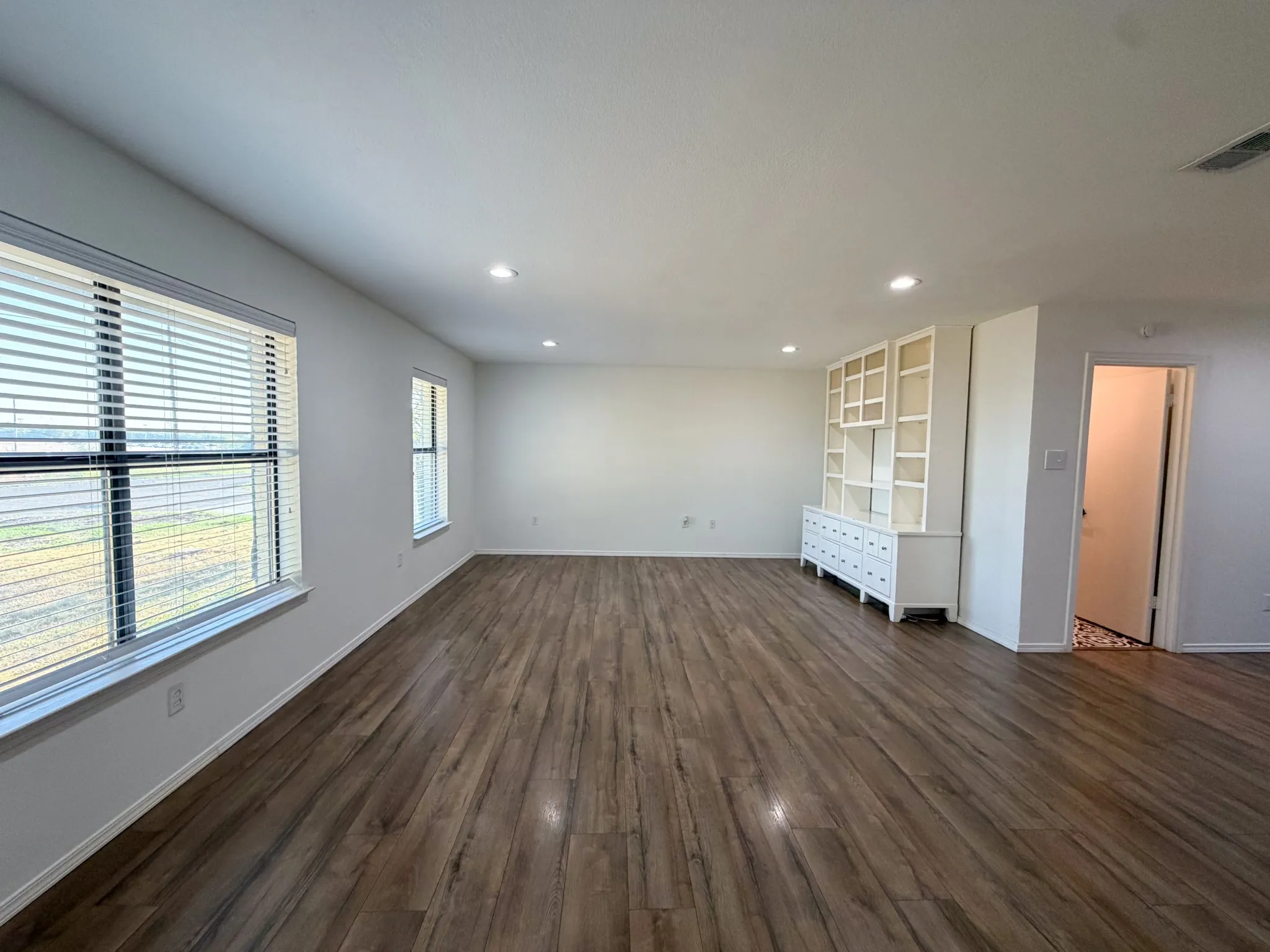Single Family Residence For Rent in Ellis County , 616 E Avenue E, Midlothian, Texas 76065, 3 Bedroom, 2 Bathroom, Garage spaces, 1,410 Sqft, built in 1989, mls#21399890, Real Estate Agent in Midlothian, Homes For Rent in Ellis county, Homes For Rent in Midlothian, Realtor in Midlothian Texas, Real Estate Brokerage Independent Realty Texas, Luminita Cordes Realtor