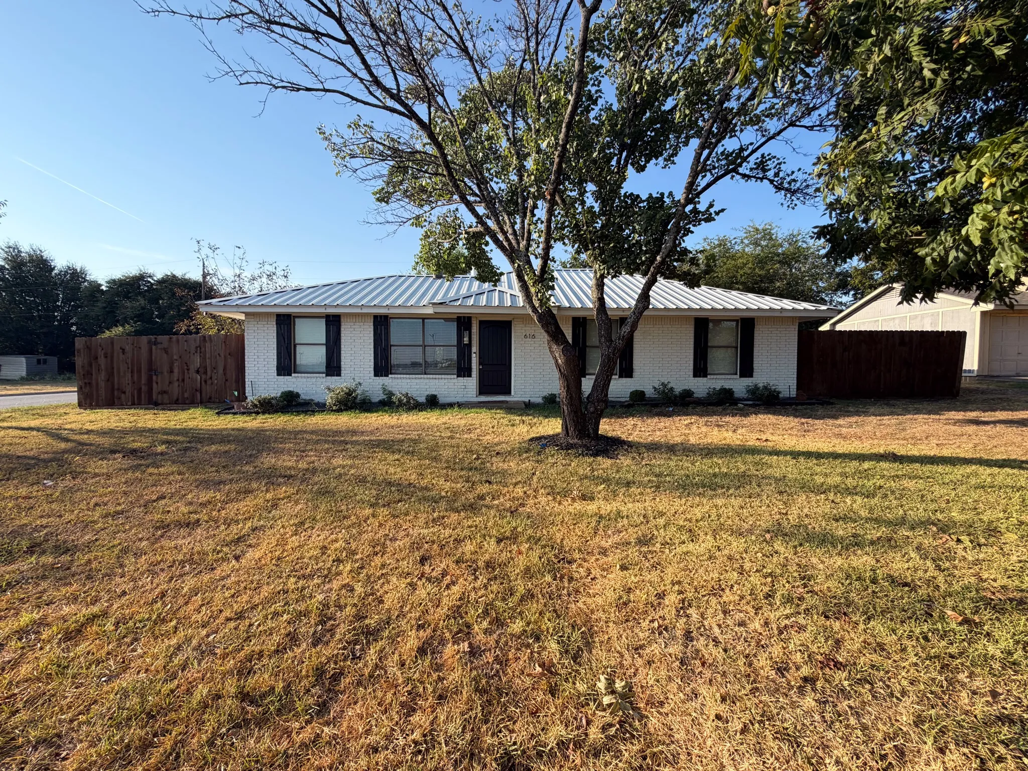 Single Family Residence For Rent in Ellis County , 616 E Avenue E, Midlothian, Texas 76065, 3 Bedroom, 2 Bathroom, Garage spaces, 1,410 Sqft, built in 1989, mls#21399890, Real Estate Agent in Midlothian, Homes For Rent in Ellis county, Homes For Rent in Midlothian, Realtor in Midlothian Texas, Real Estate Brokerage Independent Realty Texas, Luminita Cordes Realtor