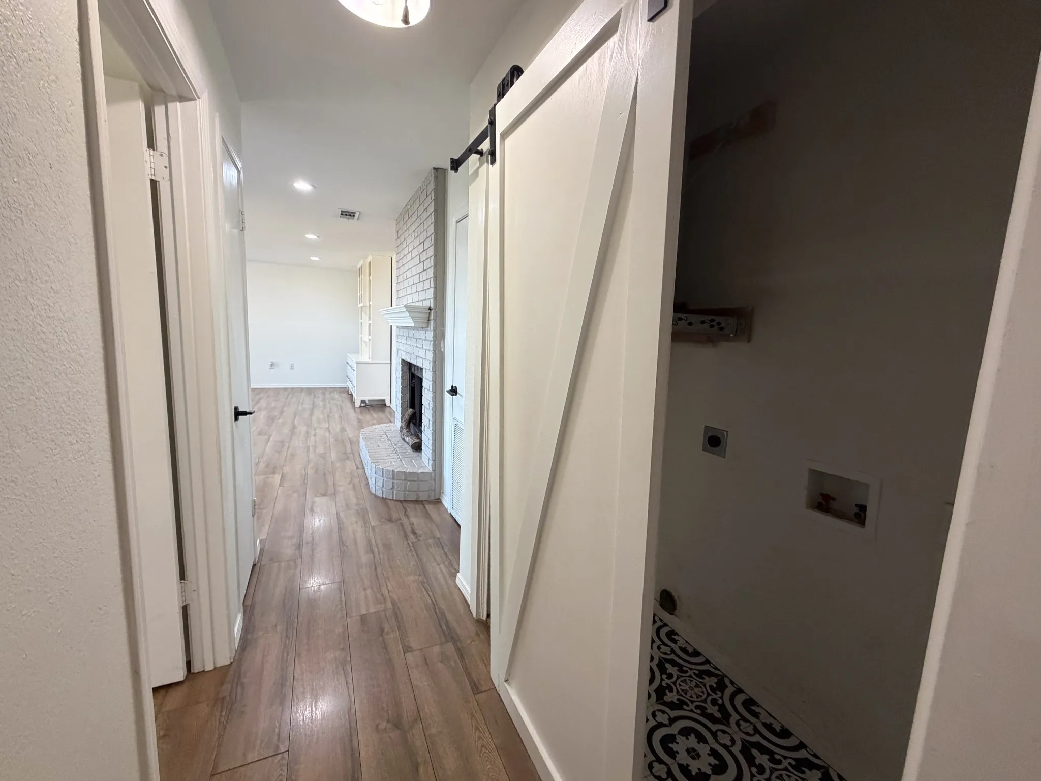Single Family Residence For Rent in Ellis County , 616 E Avenue E, Midlothian, Texas 76065, 3 Bedroom, 2 Bathroom, Garage spaces, 1,410 Sqft, built in 1989, mls#21399890, Real Estate Agent in Midlothian, Homes For Rent in Ellis county, Homes For Rent in Midlothian, Realtor in Midlothian Texas, Real Estate Brokerage Independent Realty Texas, Luminita Cordes Realtor