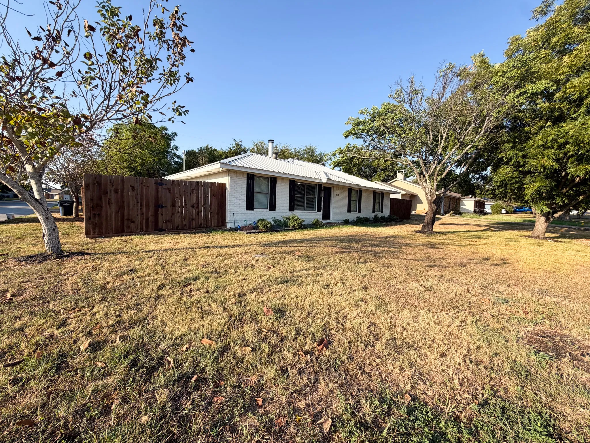 Single Family Residence For Rent in Ellis County , 616 E Avenue E, Midlothian, Texas 76065, 3 Bedroom, 2 Bathroom, Garage spaces, 1,410 Sqft, built in 1989, mls#21399890, Real Estate Agent in Midlothian, Homes For Rent in Ellis county, Homes For Rent in Midlothian, Realtor in Midlothian Texas, Real Estate Brokerage Independent Realty Texas, Luminita Cordes Realtor