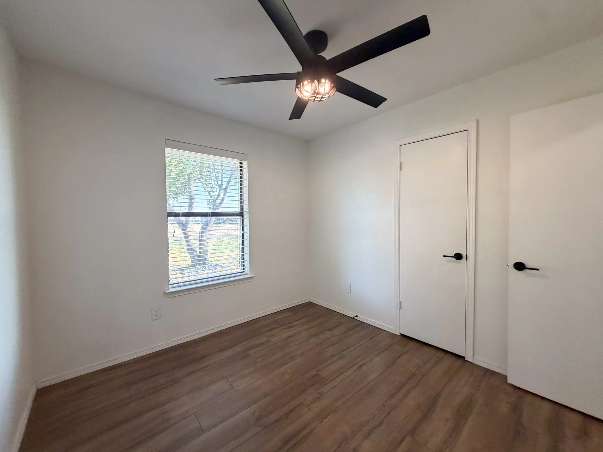 Single Family Residence For Rent in Ellis County , 616 E Avenue E, Midlothian, Texas 76065, 3 Bedroom, 2 Bathroom, Garage spaces, 1,410 Sqft, built in 1989, mls#21399890, Real Estate Agent in Midlothian, Homes For Rent in Ellis county, Homes For Rent in Midlothian, Realtor in Midlothian Texas, Real Estate Brokerage Independent Realty Texas, Luminita Cordes Realtor