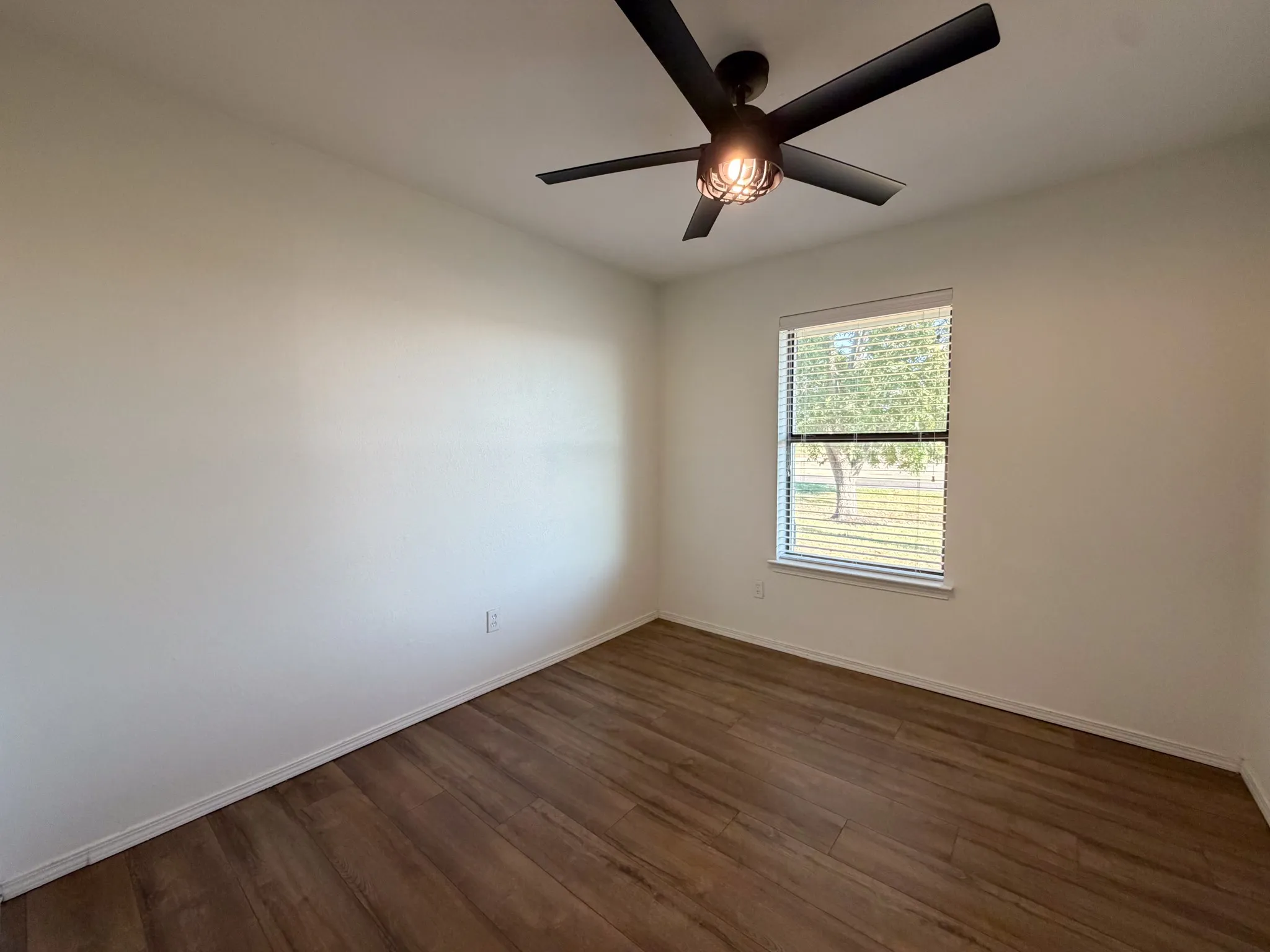 Single Family Residence For Rent in Ellis County , 616 E Avenue E, Midlothian, Texas 76065, 3 Bedroom, 2 Bathroom, Garage spaces, 1,410 Sqft, built in 1989, mls#21399890, Real Estate Agent in Midlothian, Homes For Rent in Ellis county, Homes For Rent in Midlothian, Realtor in Midlothian Texas, Real Estate Brokerage Independent Realty Texas, Luminita Cordes Realtor