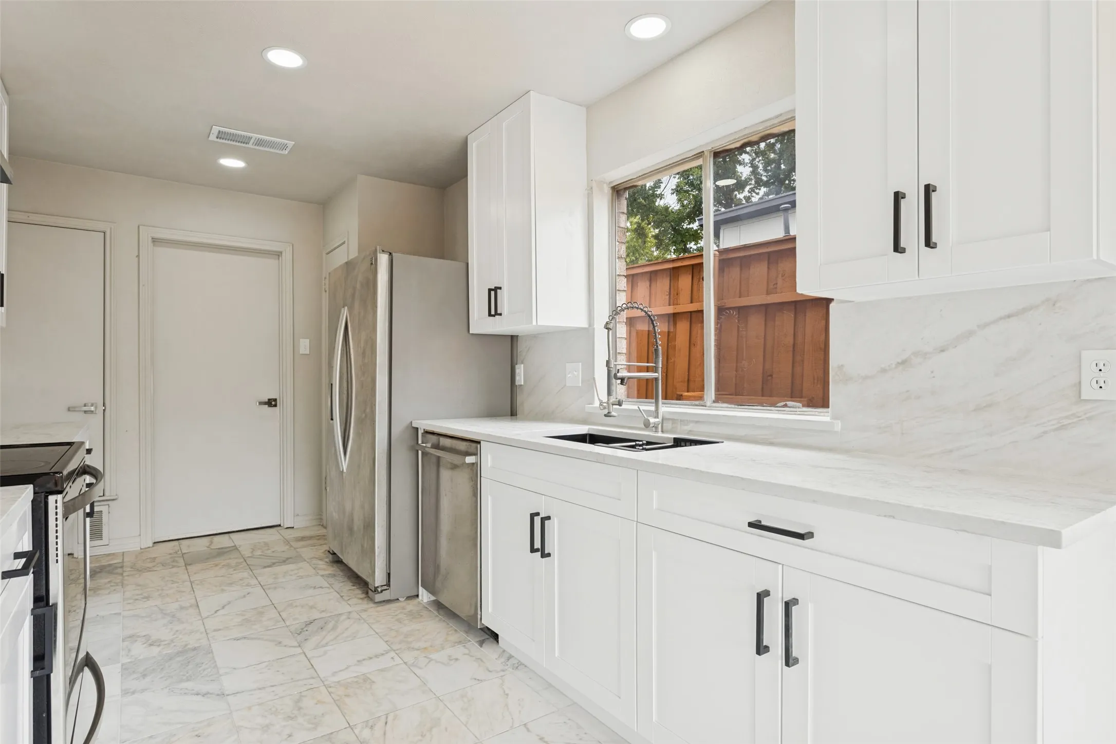 Single Family Residence For Sale in Dallas County , 2205 Phoenix Drive, Garland, Texas 75040, 3 Bedroom, 2 Bathroom, 2 Garage spaces, 1,736 Sqft, built in 1979, mls#21399895, Real Estate Agent in Garland, Homes For Sale in Dallas county, Homes For Sale in Garland, Realtor in Garland Texas, Real Estate Brokerage Independent Realty Texas, Luminita Cordes Realtor