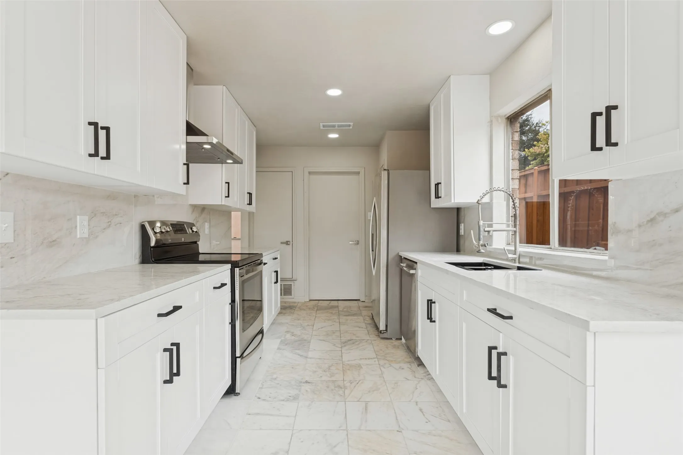 Single Family Residence For Sale in Dallas County , 2205 Phoenix Drive, Garland, Texas 75040, 3 Bedroom, 2 Bathroom, 2 Garage spaces, 1,736 Sqft, built in 1979, mls#21399895, Real Estate Agent in Garland, Homes For Sale in Dallas county, Homes For Sale in Garland, Realtor in Garland Texas, Real Estate Brokerage Independent Realty Texas, Luminita Cordes Realtor