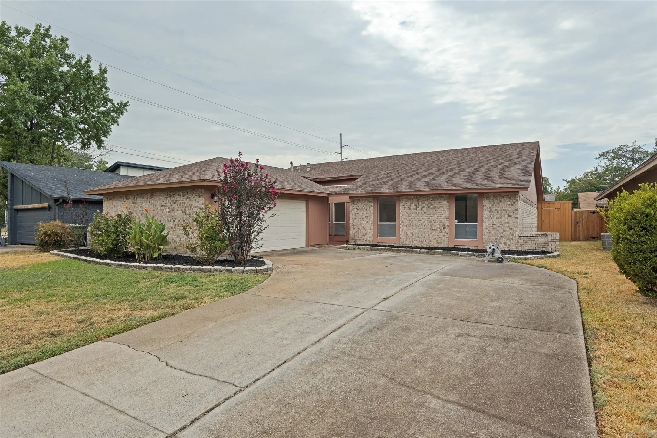 Single Family Residence For Sale in Dallas County , 2205 Phoenix Drive, Garland, Texas 75040, 3 Bedroom, 2 Bathroom, 2 Garage spaces, 1,736 Sqft, built in 1979, mls#21399895, Real Estate Agent in Garland, Homes For Sale in Dallas county, Homes For Sale in Garland, Realtor in Garland Texas, Real Estate Brokerage Independent Realty Texas, Luminita Cordes Realtor