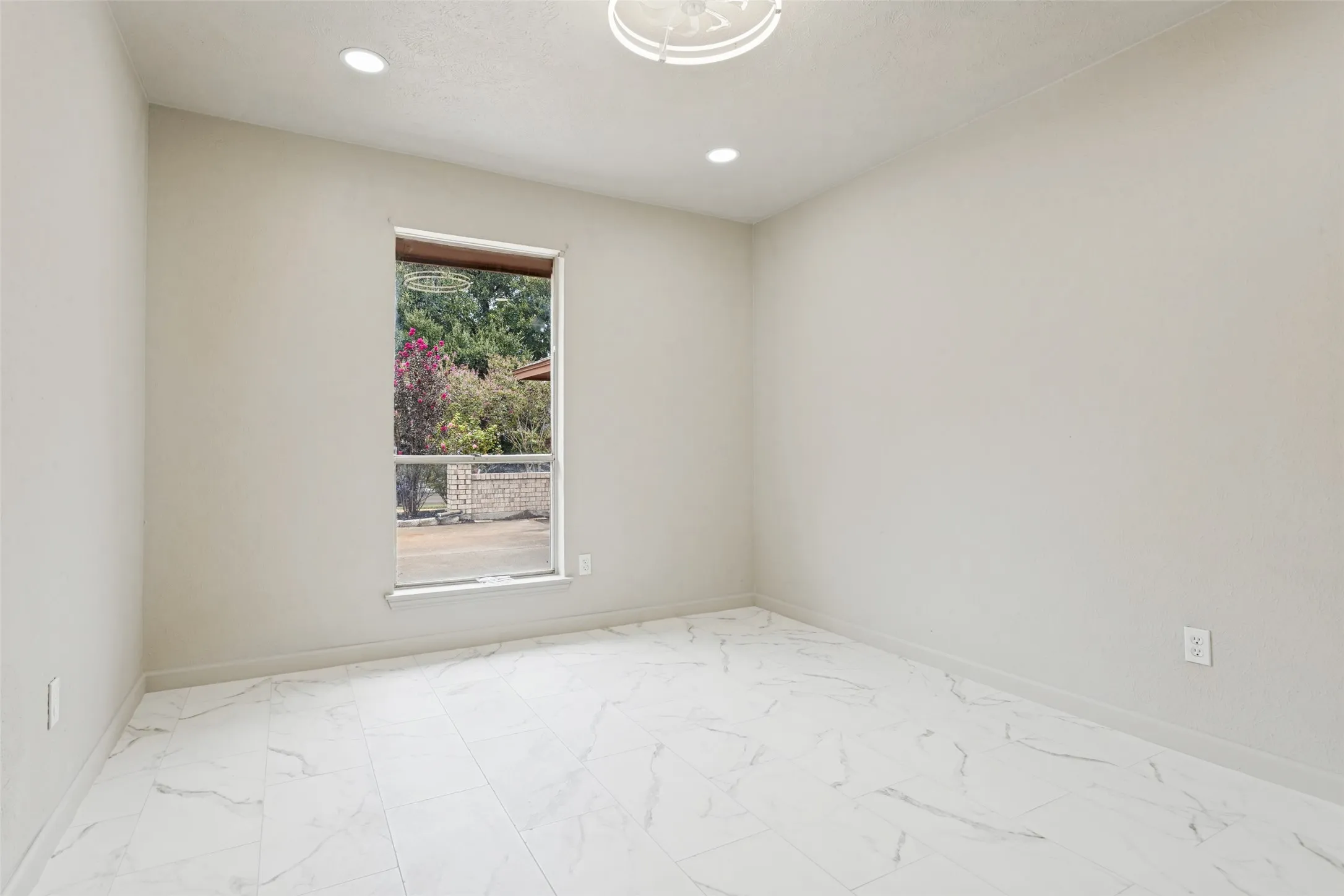 Single Family Residence For Sale in Dallas County , 2205 Phoenix Drive, Garland, Texas 75040, 3 Bedroom, 2 Bathroom, 2 Garage spaces, 1,736 Sqft, built in 1979, mls#21399895, Real Estate Agent in Garland, Homes For Sale in Dallas county, Homes For Sale in Garland, Realtor in Garland Texas, Real Estate Brokerage Independent Realty Texas, Luminita Cordes Realtor