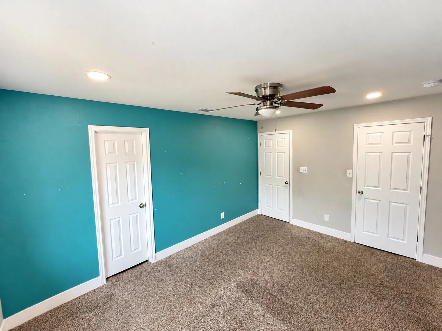 Recessed lighting, ceiling fan with light fixture, paneled doors, and carpet flooring