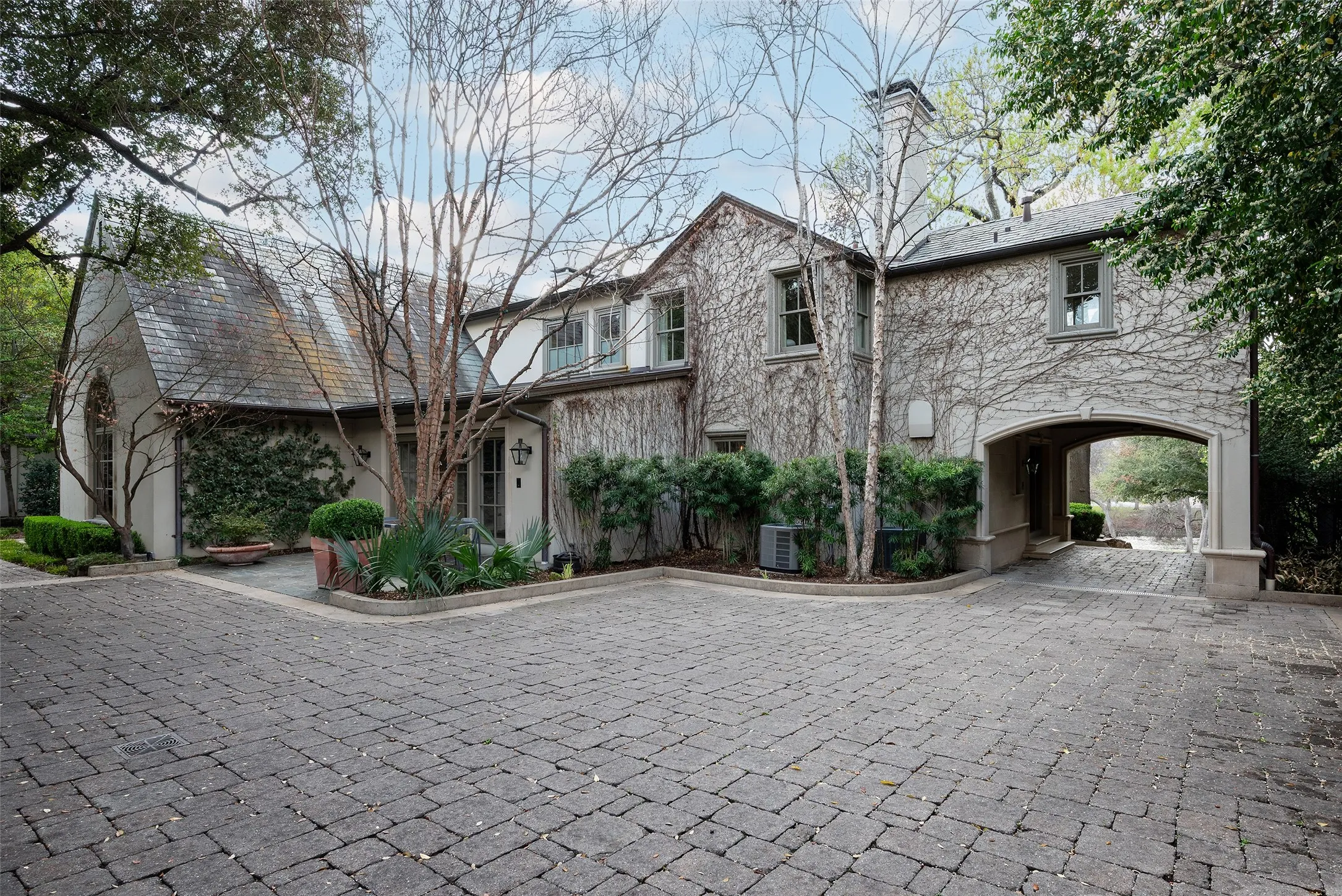 Single Family Residence For Sale in Dallas County , 4320 Saint Johns Drive, Highland Park, Texas 75205, 3 Bedroom, 5 Bathroom, 3 Garage spaces, 6,263 Sqft, built in 1925, mls#21398644, Real Estate Agent in Highland Park, Homes For Sale in Dallas county, Homes For Sale in Highland Park, Realtor in Highland Park Texas, Real Estate Brokerage Independent Realty Texas, Luminita Cordes Realtor