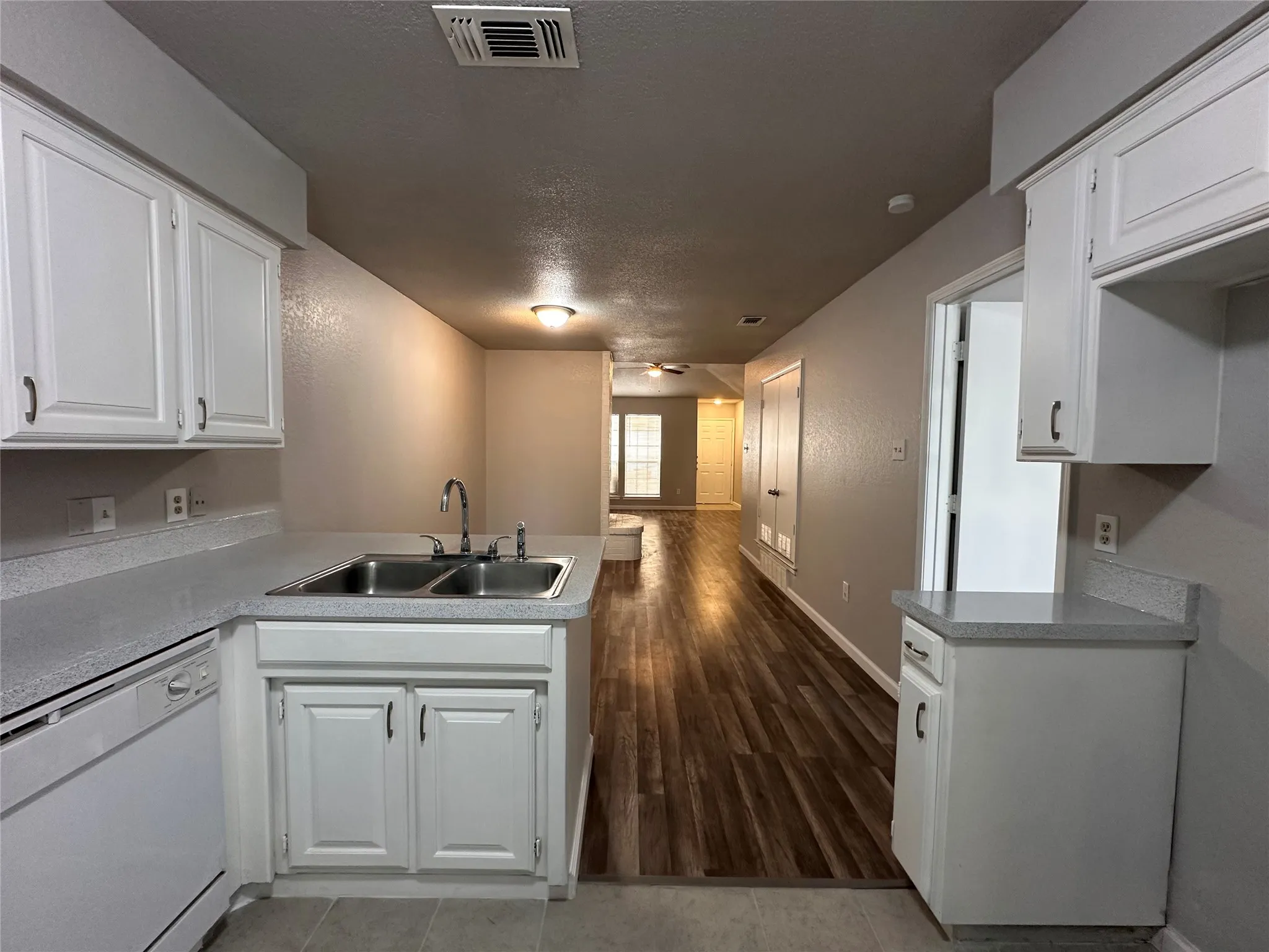 Duplex For Rent in Tarrant County , 6317 Shasta Trail, Fort Worth, Texas 76133, 3 Bedroom, 2 Bathroom, 1 Garage spaces, 1,242 Sqft, built in 1987, mls#21399907, Real Estate Agent in Fort Worth, Homes For Rent in Tarrant county, Homes For Rent in Fort Worth, Realtor in Fort Worth Texas, Real Estate Brokerage Independent Realty Texas, Luminita Cordes Realtor