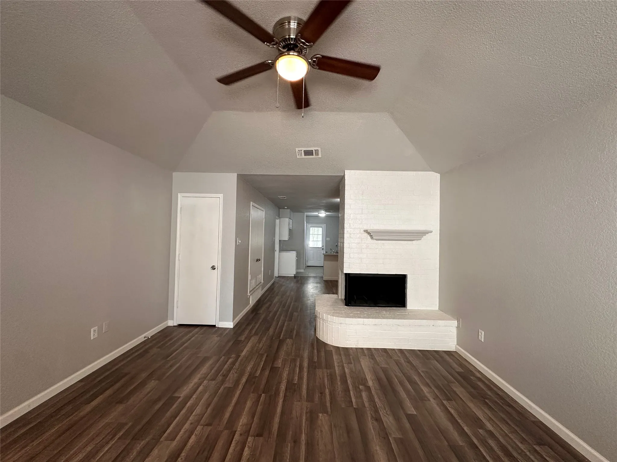 Duplex For Rent in Tarrant County , 6317 Shasta Trail, Fort Worth, Texas 76133, 3 Bedroom, 2 Bathroom, 1 Garage spaces, 1,242 Sqft, built in 1987, mls#21399907, Real Estate Agent in Fort Worth, Homes For Rent in Tarrant county, Homes For Rent in Fort Worth, Realtor in Fort Worth Texas, Real Estate Brokerage Independent Realty Texas, Luminita Cordes Realtor