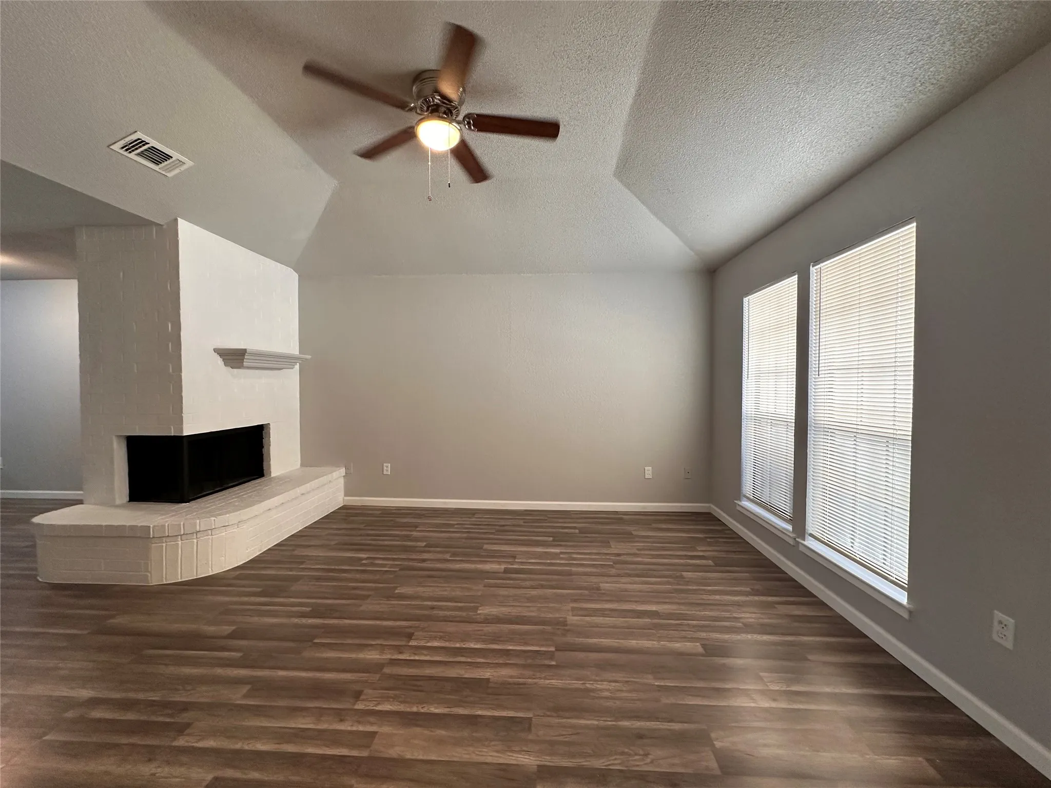 Duplex For Rent in Tarrant County , 6317 Shasta Trail, Fort Worth, Texas 76133, 3 Bedroom, 2 Bathroom, 1 Garage spaces, 1,242 Sqft, built in 1987, mls#21399907, Real Estate Agent in Fort Worth, Homes For Rent in Tarrant county, Homes For Rent in Fort Worth, Realtor in Fort Worth Texas, Real Estate Brokerage Independent Realty Texas, Luminita Cordes Realtor