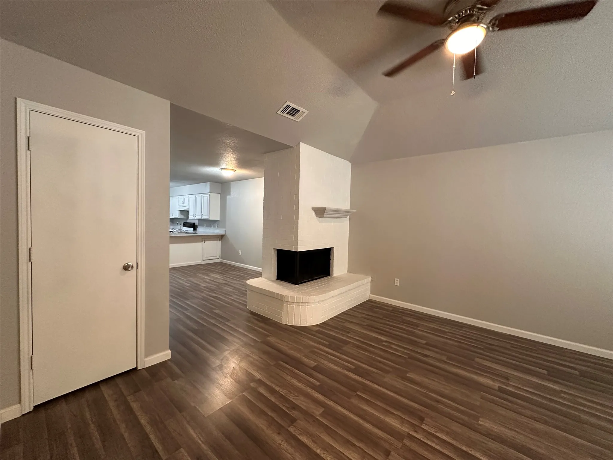 Duplex For Rent in Tarrant County , 6317 Shasta Trail, Fort Worth, Texas 76133, 3 Bedroom, 2 Bathroom, 1 Garage spaces, 1,242 Sqft, built in 1987, mls#21399907, Real Estate Agent in Fort Worth, Homes For Rent in Tarrant county, Homes For Rent in Fort Worth, Realtor in Fort Worth Texas, Real Estate Brokerage Independent Realty Texas, Luminita Cordes Realtor