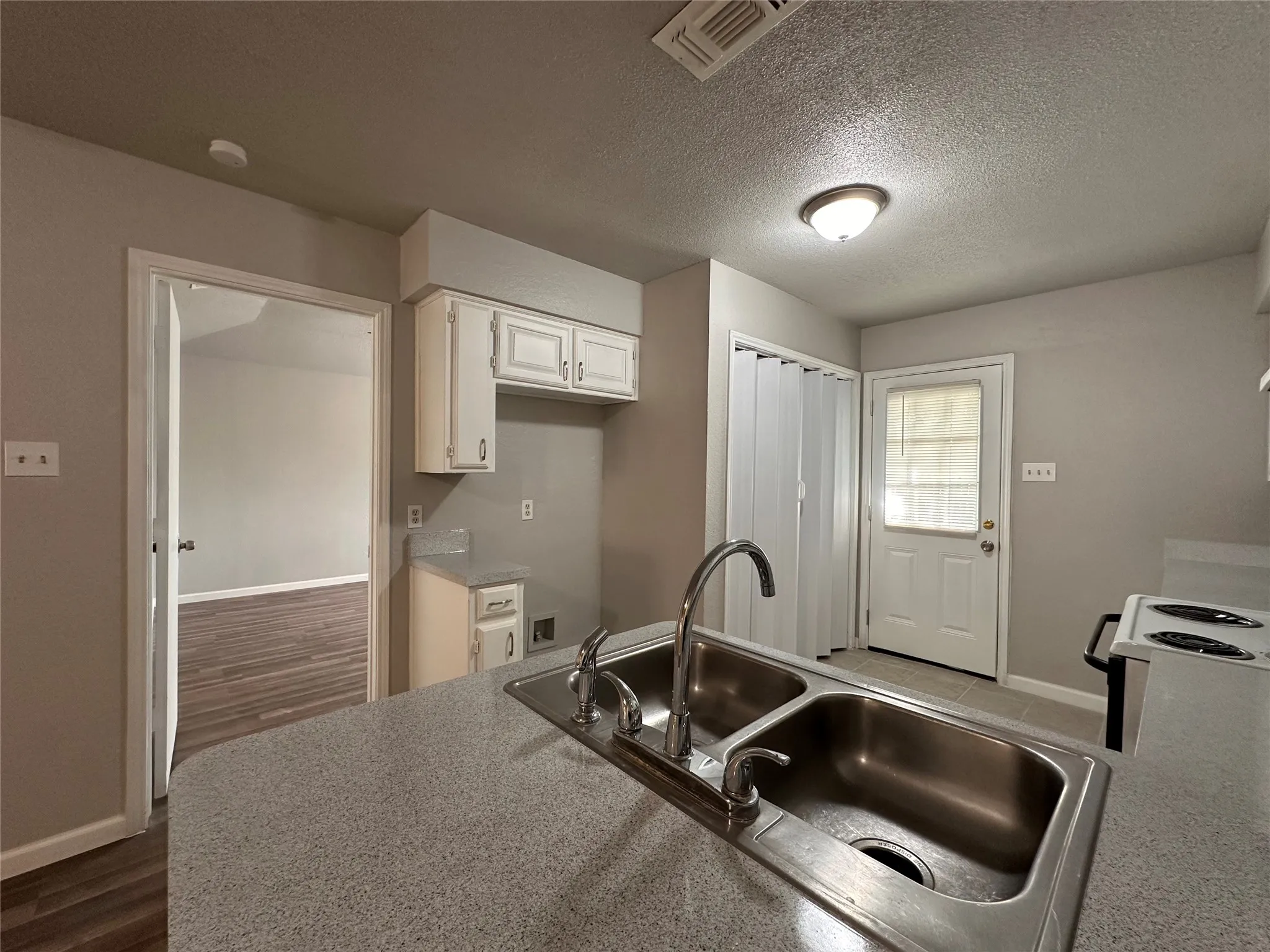 Duplex For Rent in Tarrant County , 6317 Shasta Trail, Fort Worth, Texas 76133, 3 Bedroom, 2 Bathroom, 1 Garage spaces, 1,242 Sqft, built in 1987, mls#21399907, Real Estate Agent in Fort Worth, Homes For Rent in Tarrant county, Homes For Rent in Fort Worth, Realtor in Fort Worth Texas, Real Estate Brokerage Independent Realty Texas, Luminita Cordes Realtor