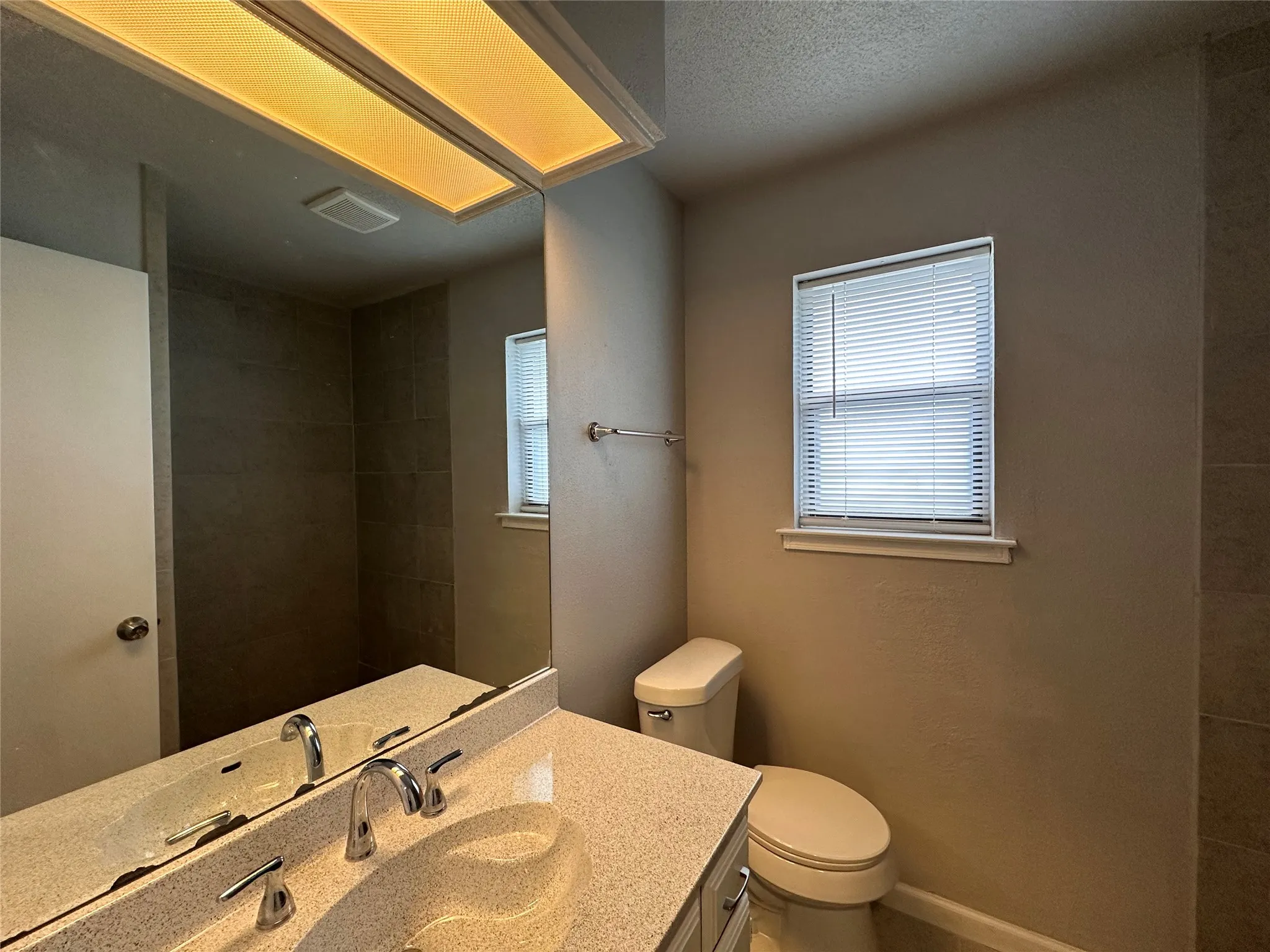 Duplex For Rent in Tarrant County , 6317 Shasta Trail, Fort Worth, Texas 76133, 3 Bedroom, 2 Bathroom, 1 Garage spaces, 1,242 Sqft, built in 1987, mls#21399907, Real Estate Agent in Fort Worth, Homes For Rent in Tarrant county, Homes For Rent in Fort Worth, Realtor in Fort Worth Texas, Real Estate Brokerage Independent Realty Texas, Luminita Cordes Realtor