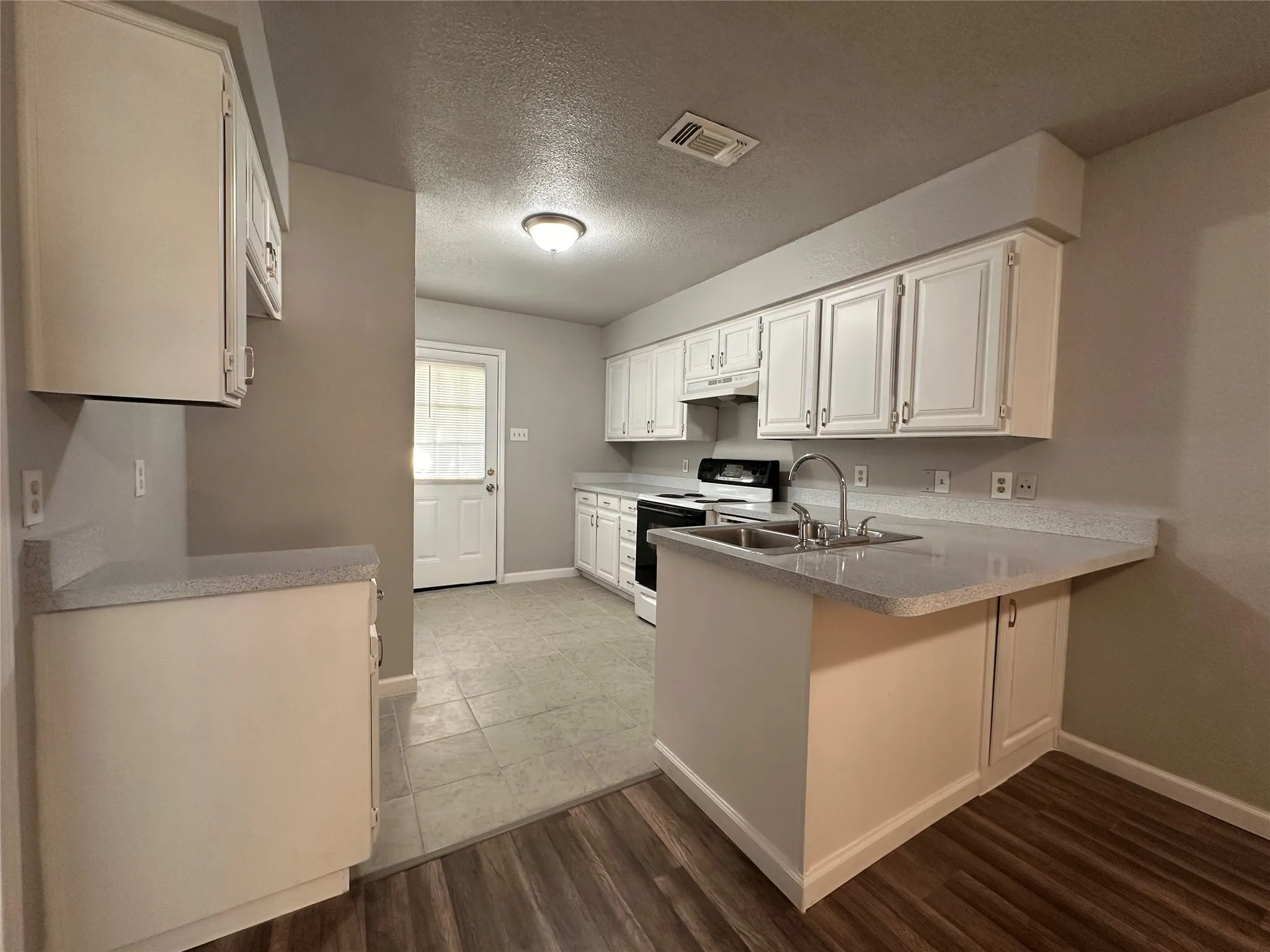 Duplex For Rent in Tarrant County , 6317 Shasta Trail, Fort Worth, Texas 76133, 3 Bedroom, 2 Bathroom, 1 Garage spaces, 1,242 Sqft, built in 1987, mls#21399907, Real Estate Agent in Fort Worth, Homes For Rent in Tarrant county, Homes For Rent in Fort Worth, Realtor in Fort Worth Texas, Real Estate Brokerage Independent Realty Texas, Luminita Cordes Realtor