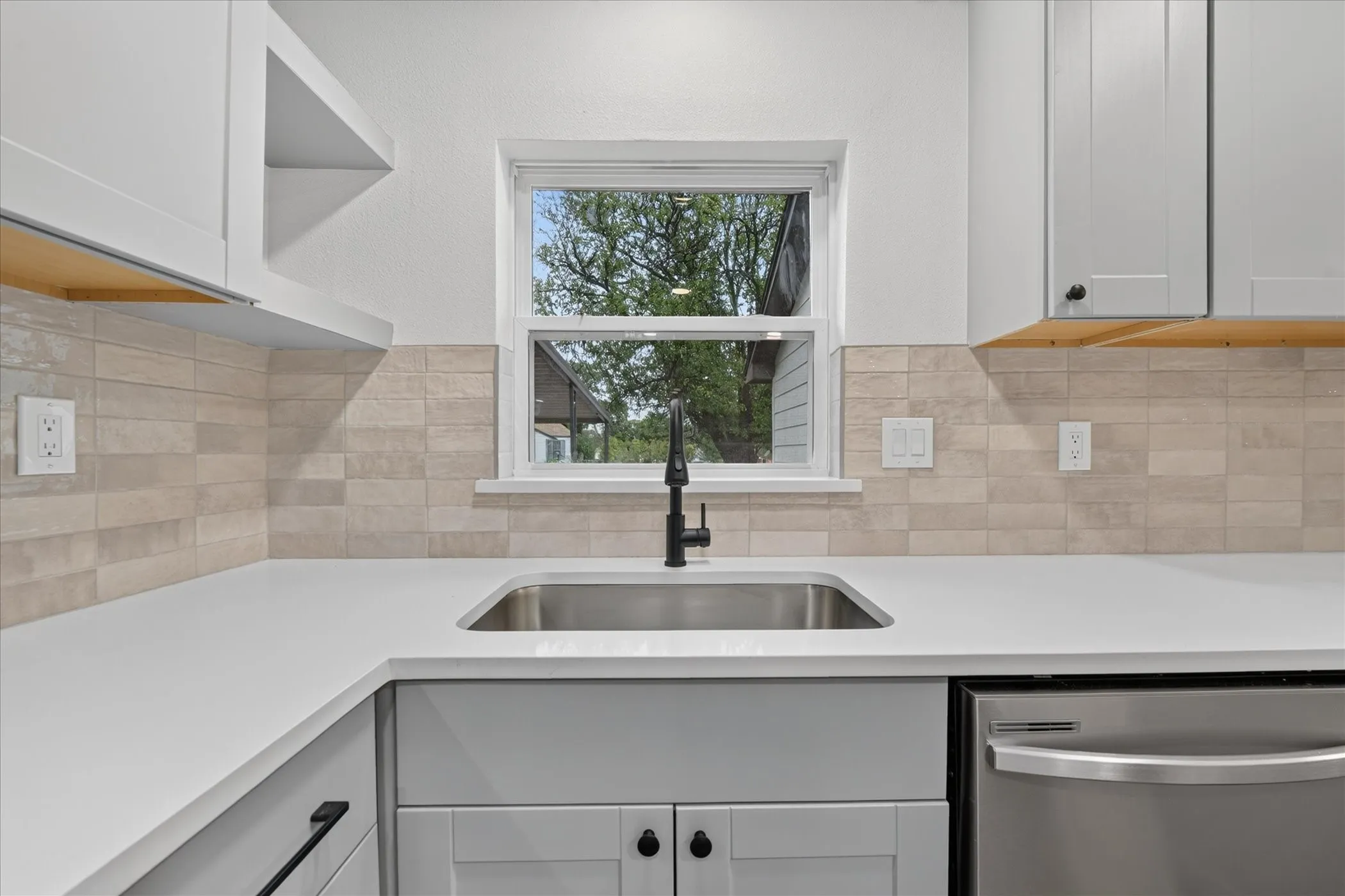 Single Family Residence For Sale in Tarrant County , 1607 Laura Road, River Oaks, Texas 76114, 3 Bedroom, 2 Bathroom, Garage spaces, 1,226 Sqft, built in 2015, mls#21393947, Real Estate Agent in River Oaks, Homes For Sale in Tarrant county, Homes For Sale in River Oaks, Realtor in River Oaks Texas, Real Estate Brokerage Independent Realty Texas, Luminita Cordes Realtor